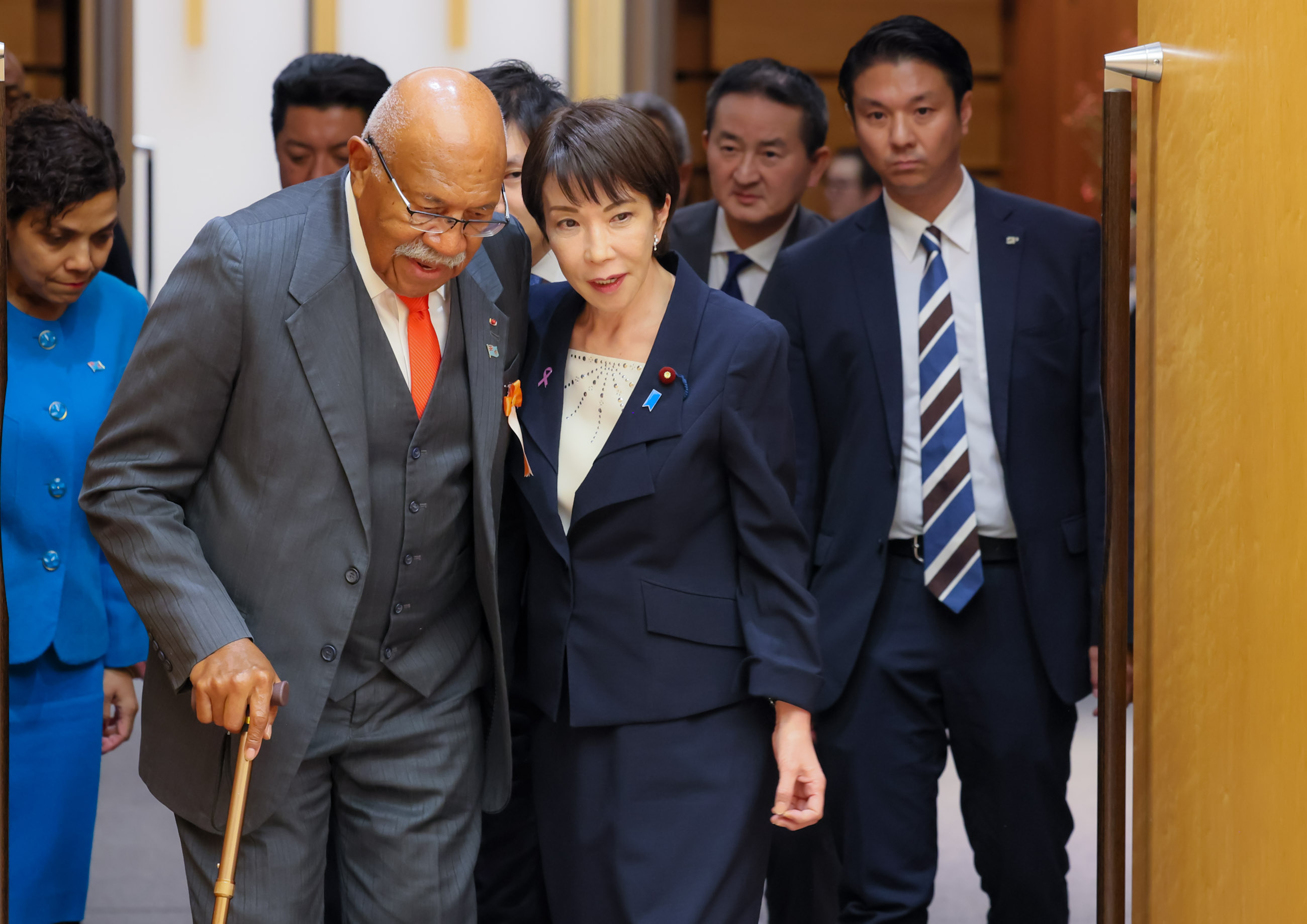 署名式及び共同記者発表に臨む両首脳２