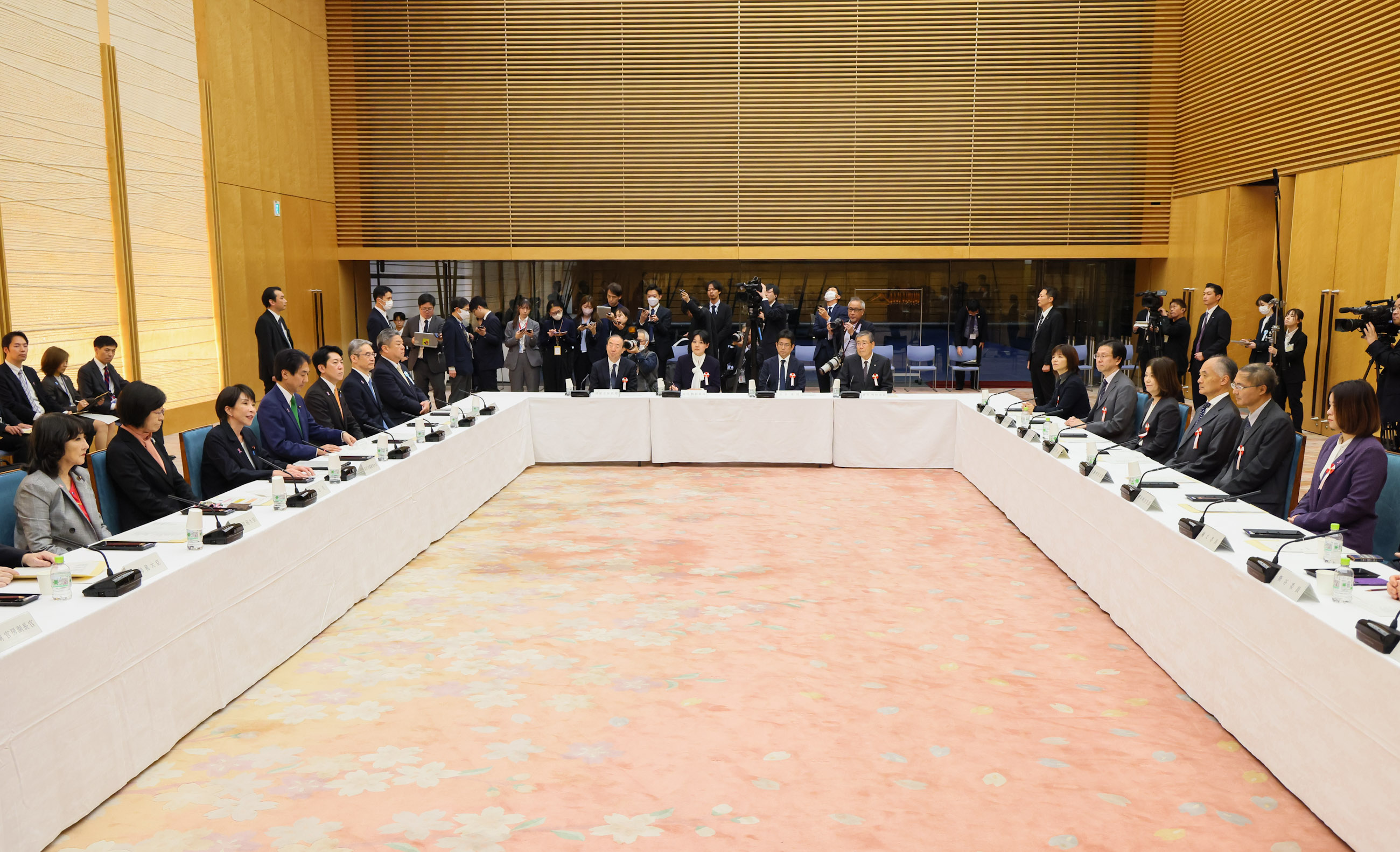 挨拶する高市総理３