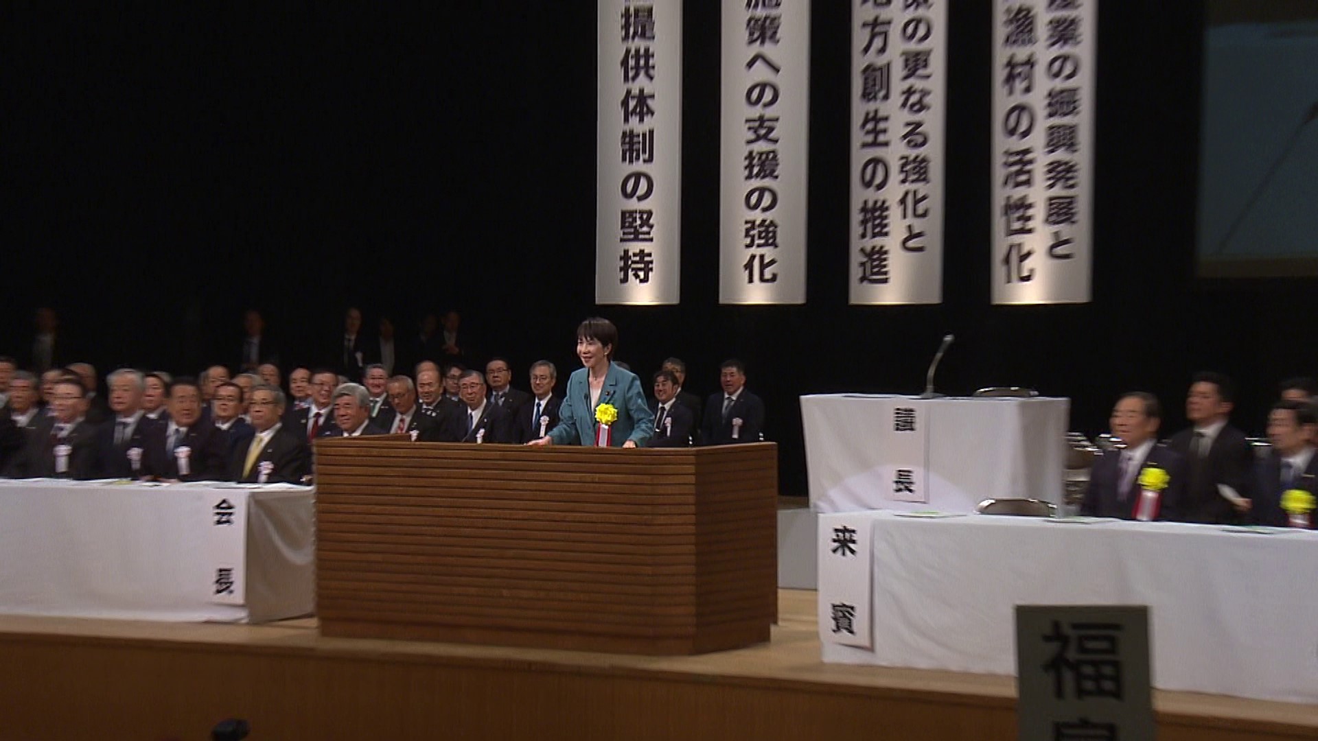 挨拶する高市総理４