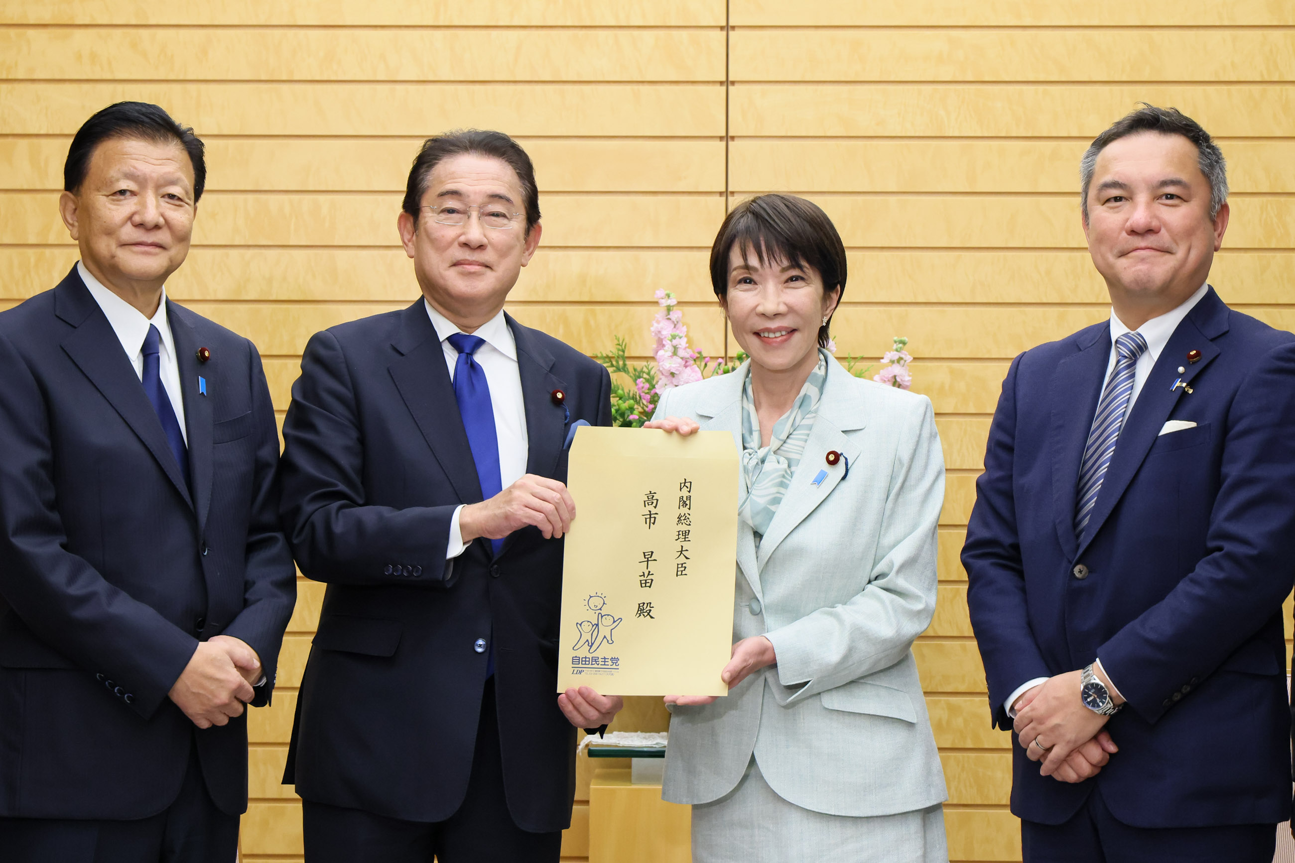 提言を受け取る高市総理２