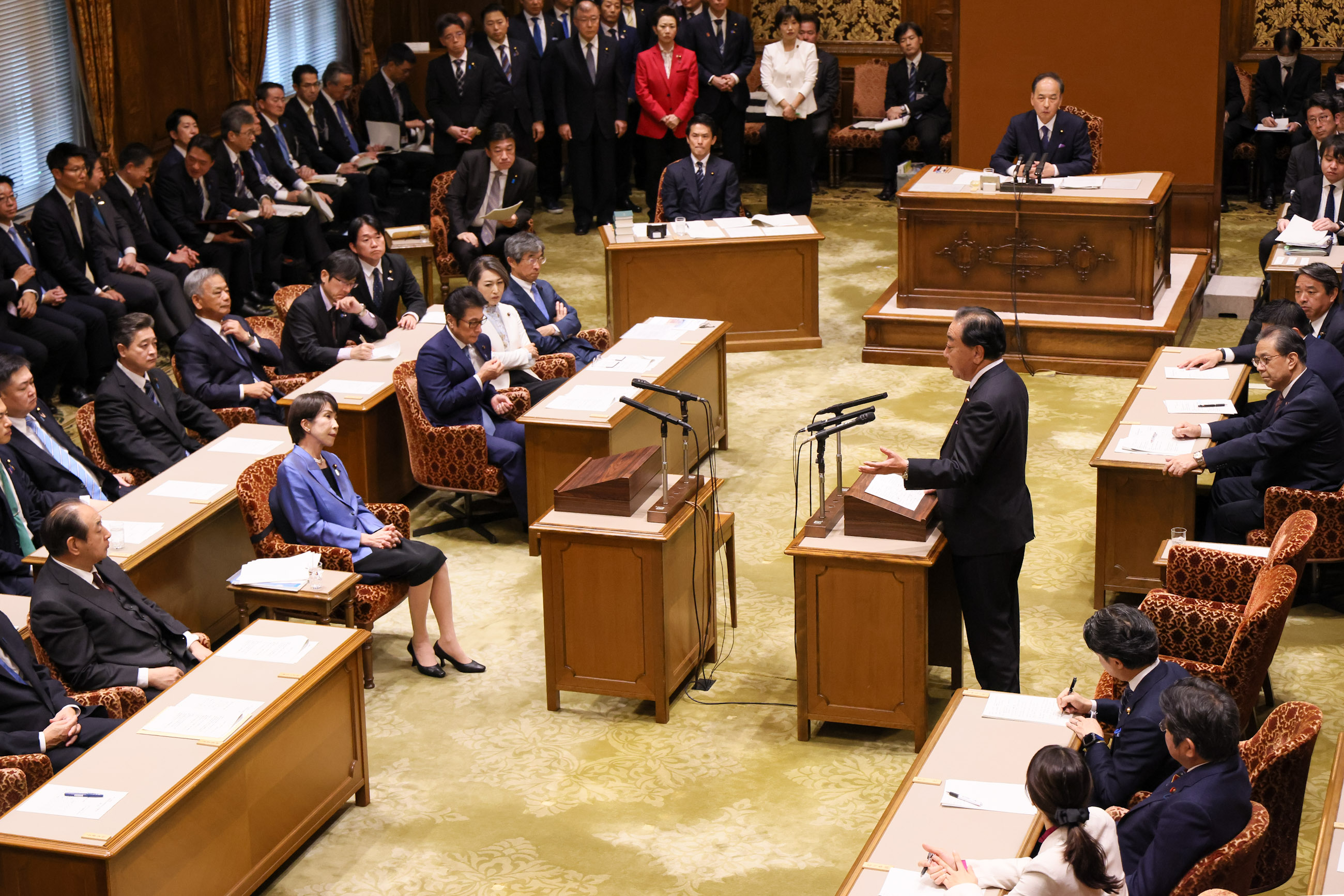 発言を聞く高市総理１