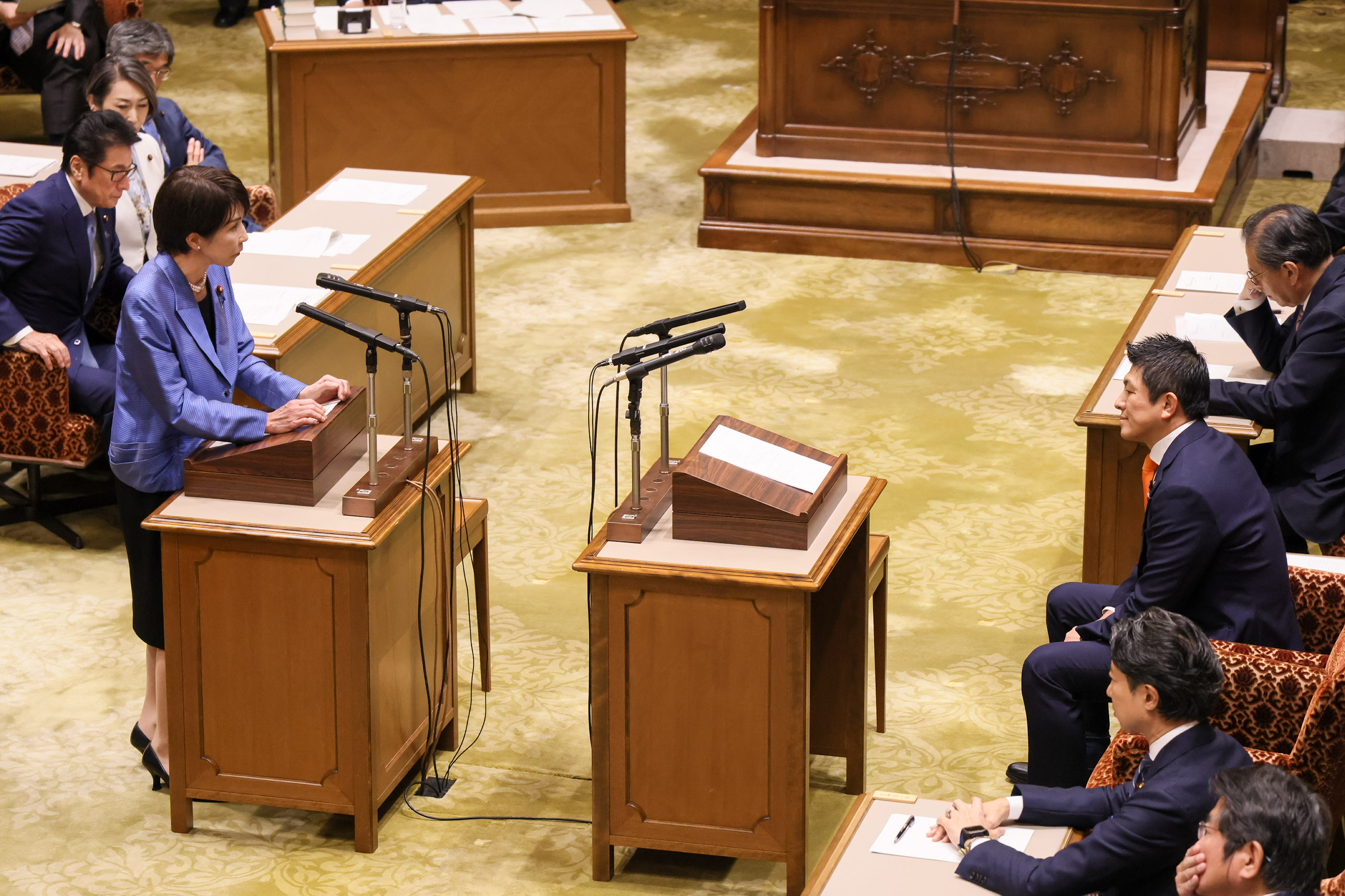 発言する高市総理５