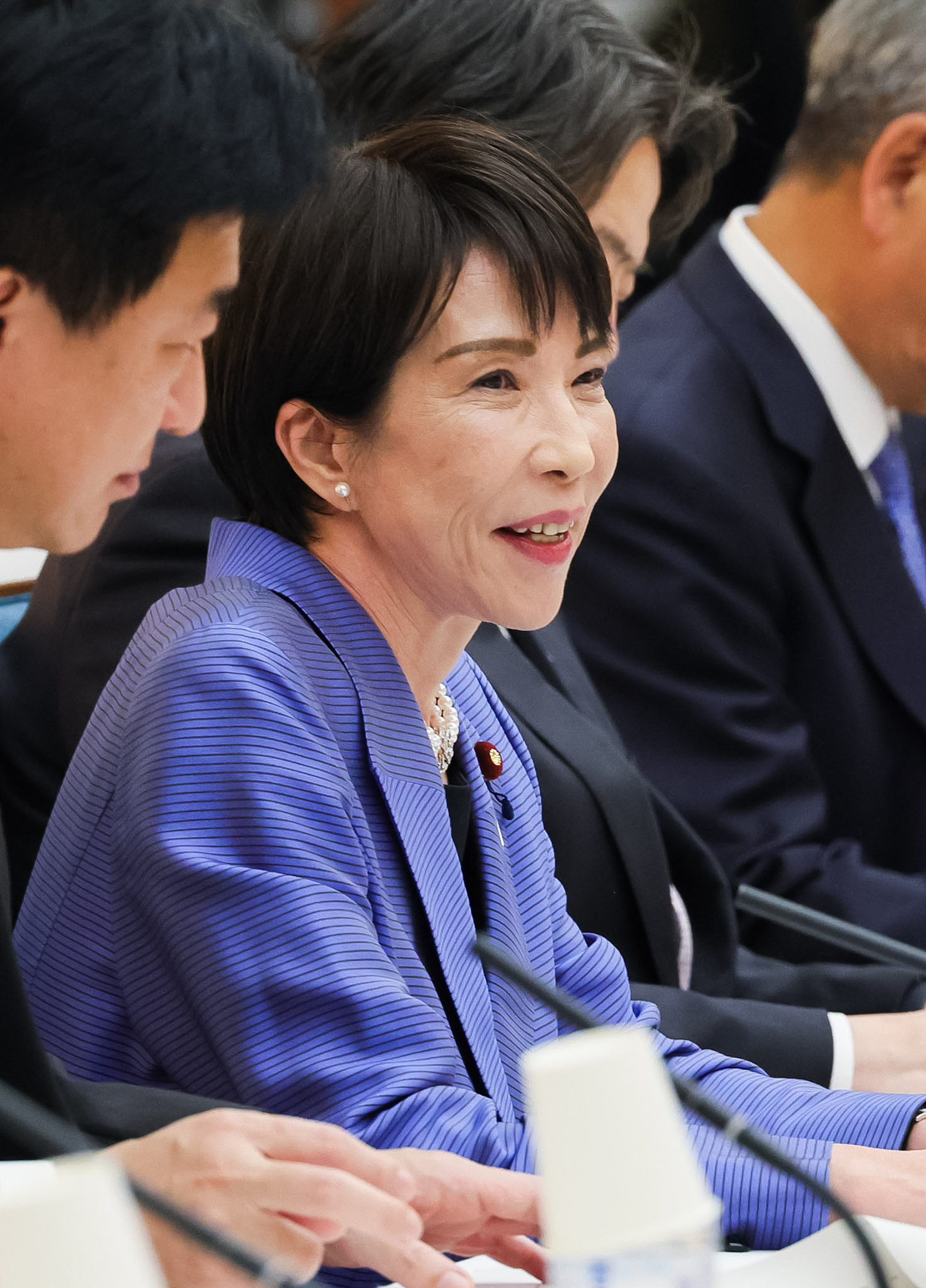 会議に臨む高市総理２