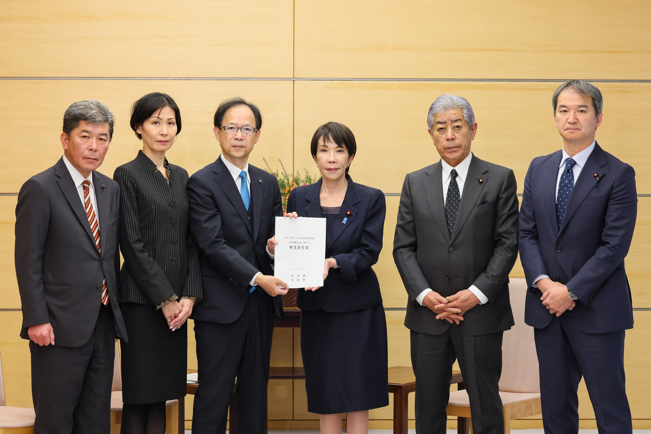 要望書を受け取る高市総理３