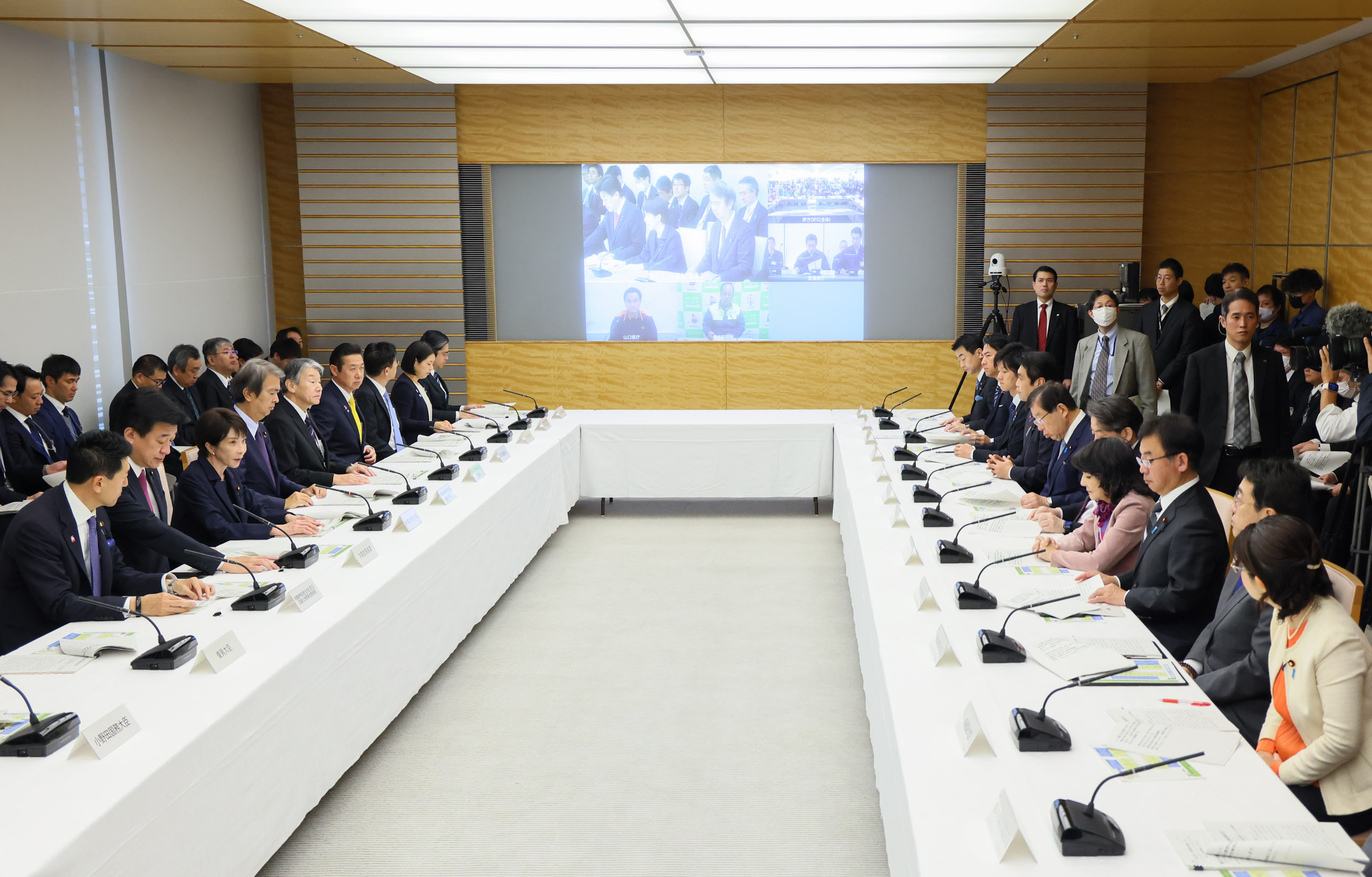 訓練で発言する高市総理１