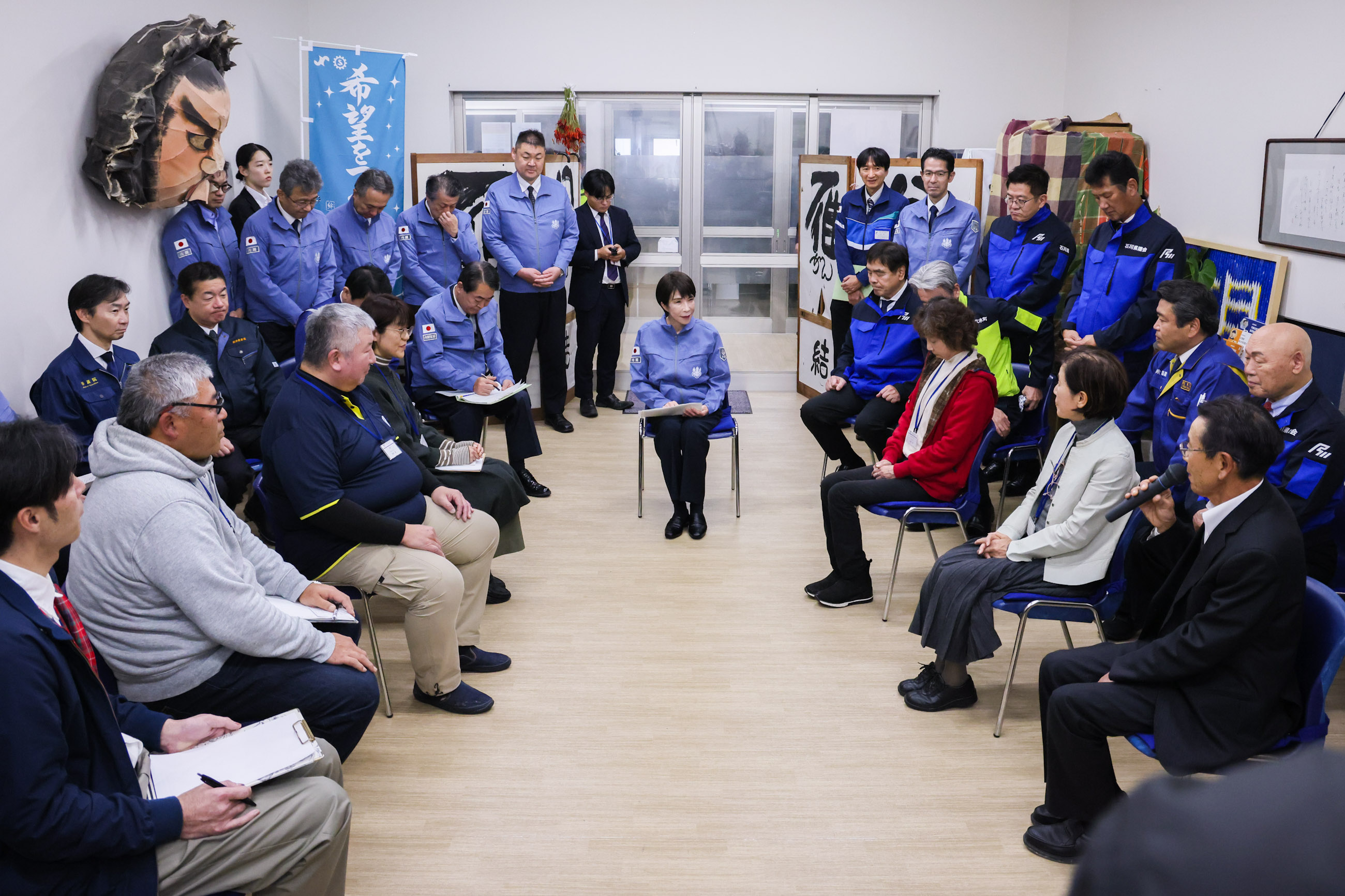 あなみずスマイルマルシェを訪問する高市総理３