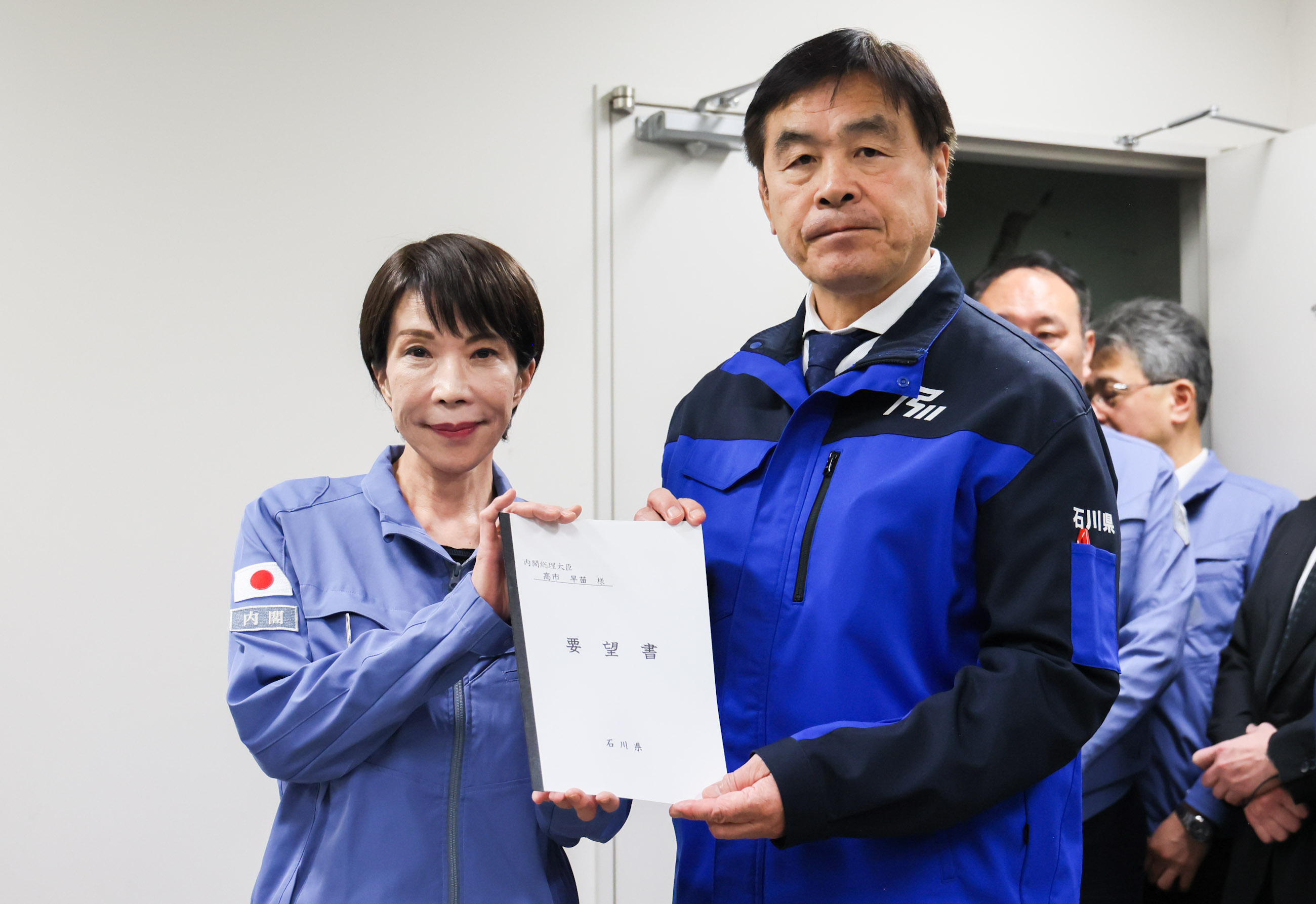 要望書を受け取る高市総理２