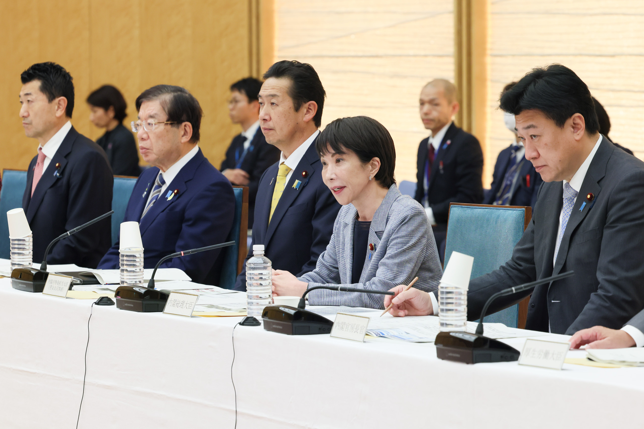 会議のまとめを行う高市総理３