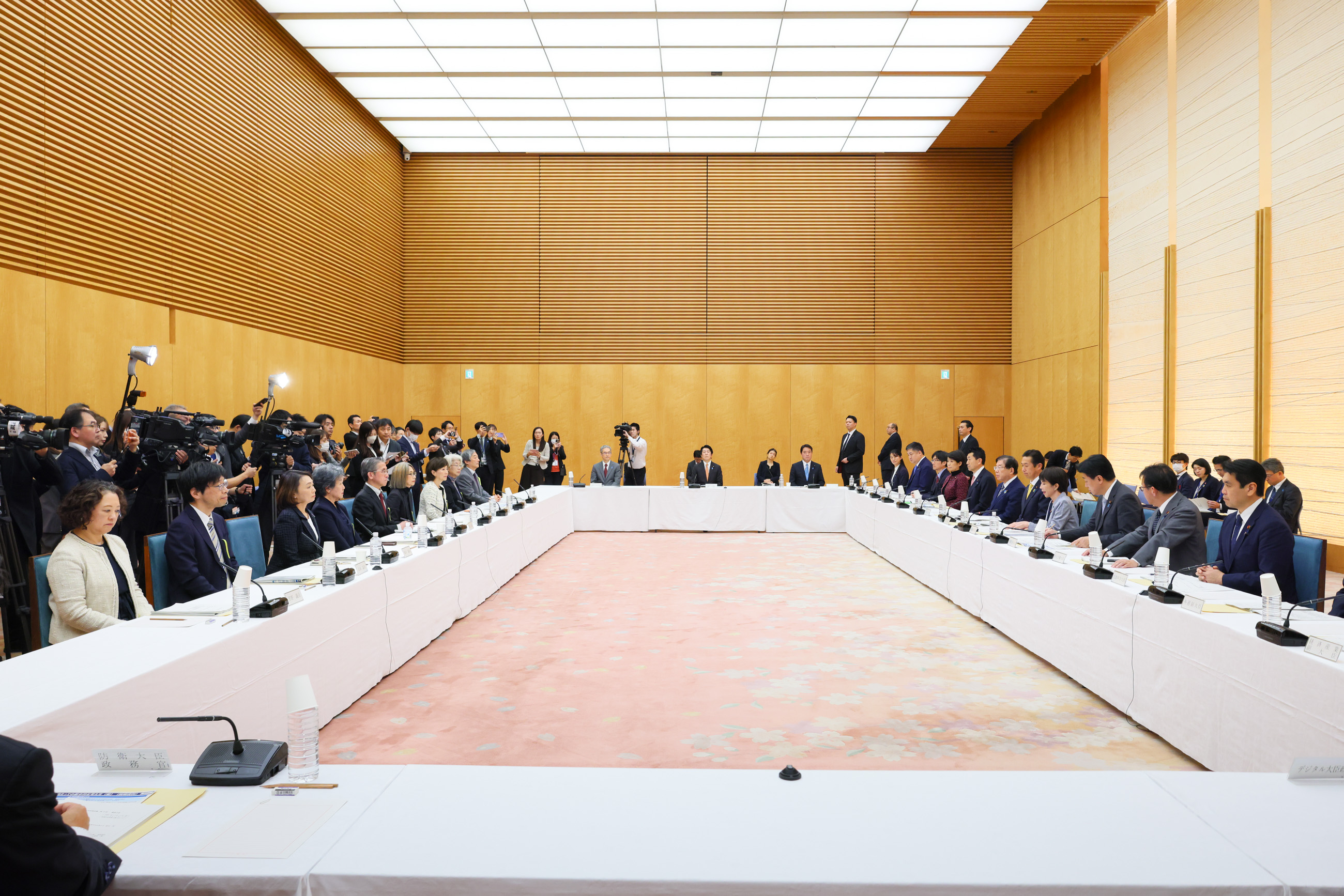 会議のまとめを行う高市総理４