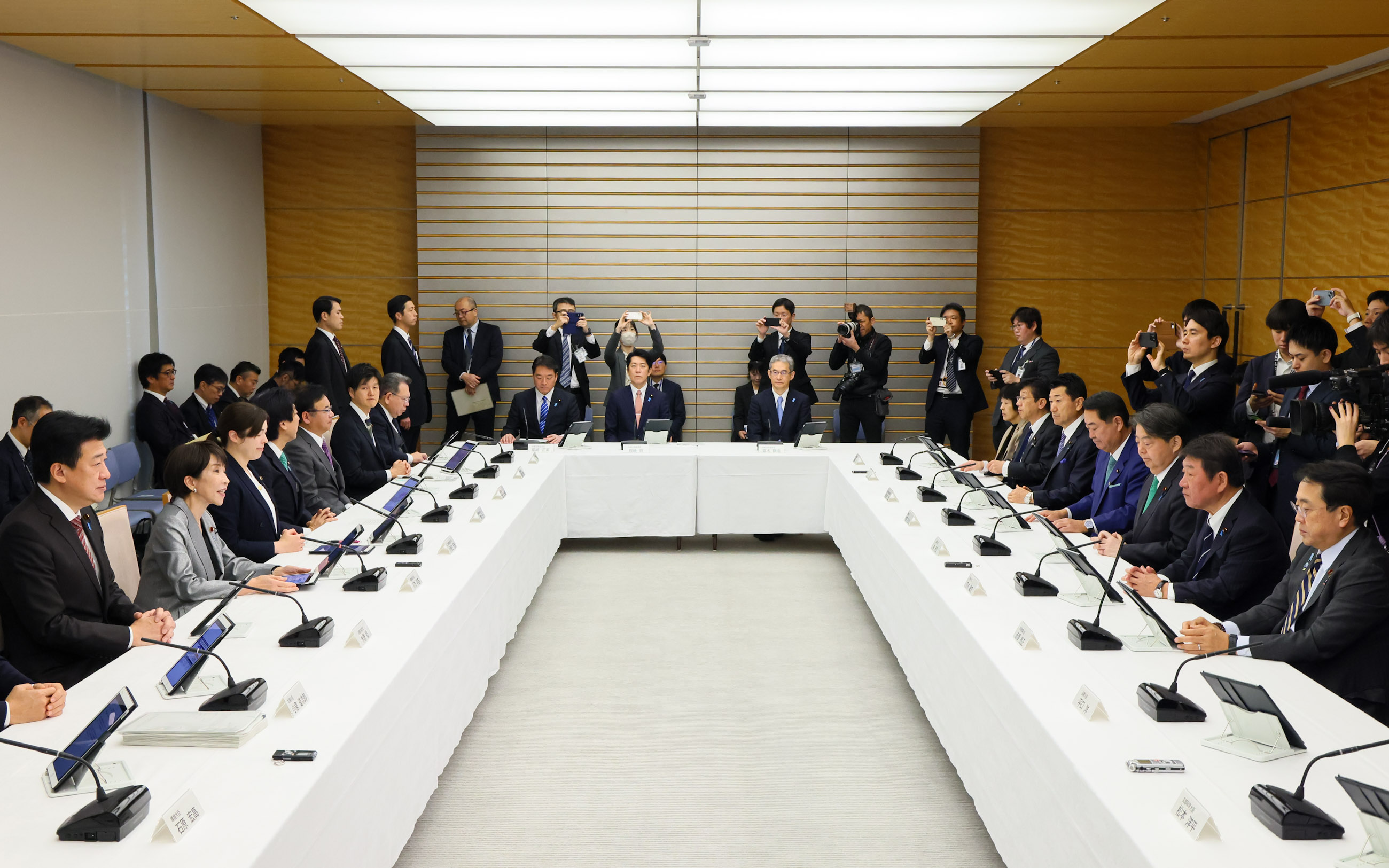 会議のまとめを行う高市総理２