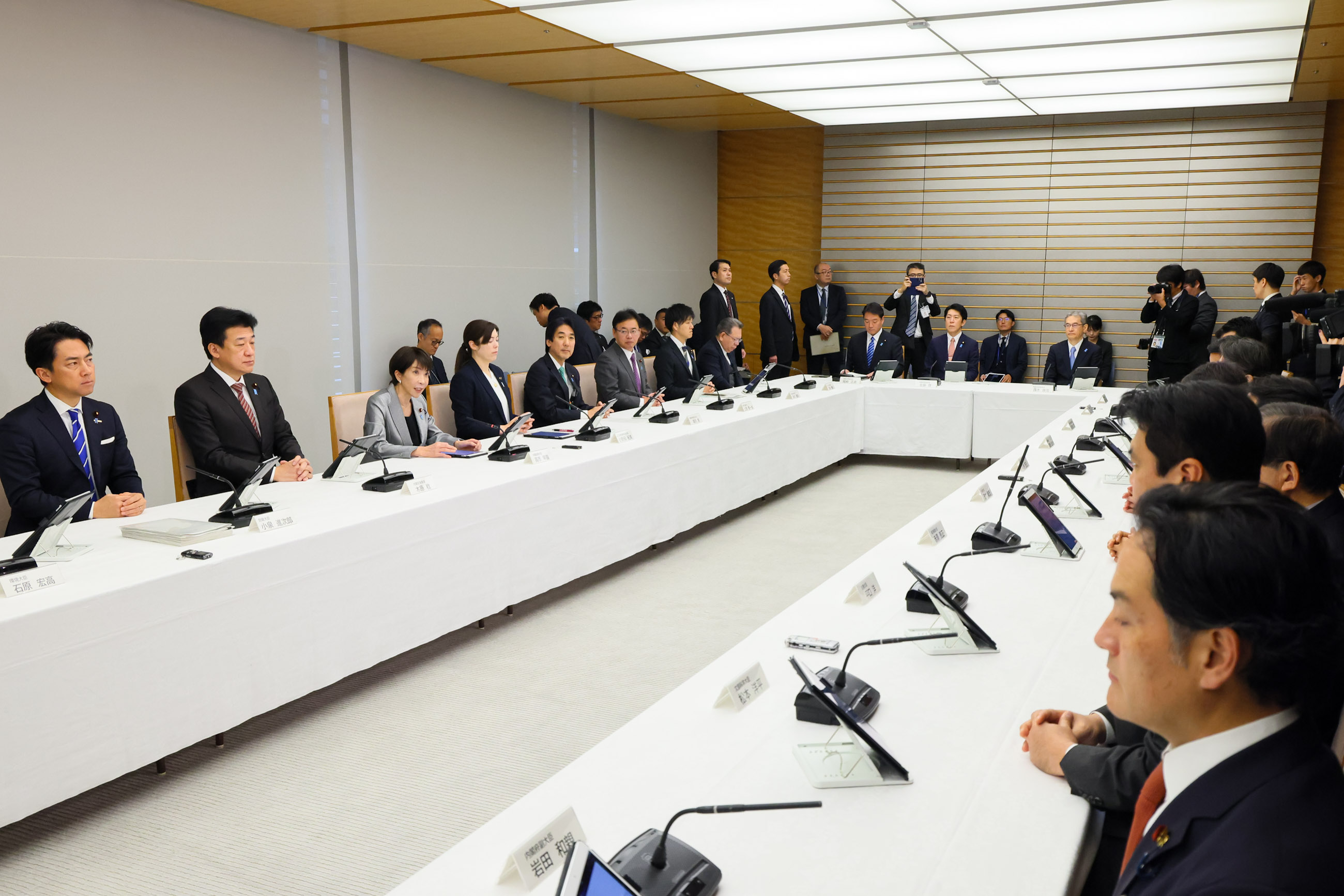 会議のまとめを行う高市総理３