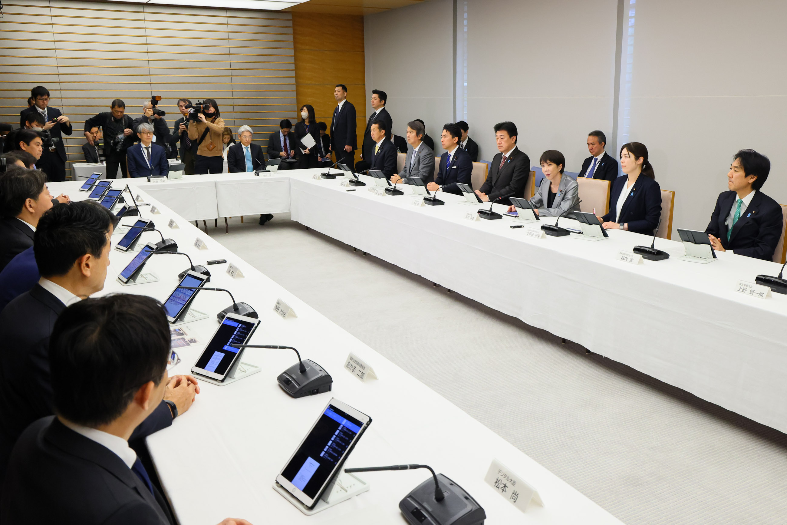 会議のまとめを行う高市総理４