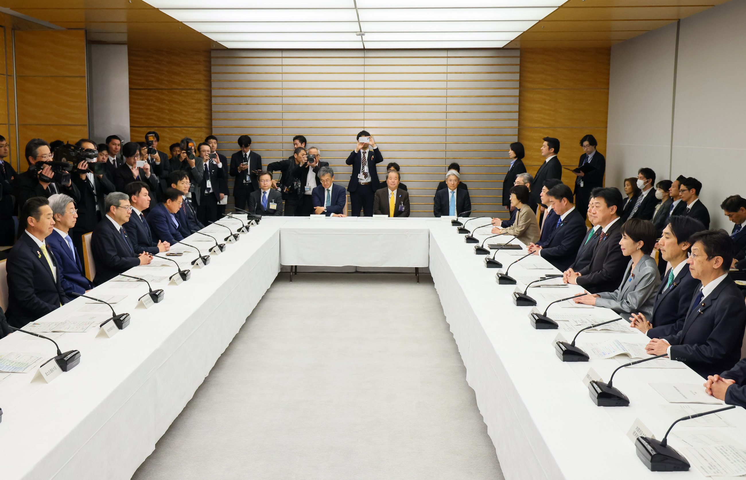 会議に臨む高市総理２