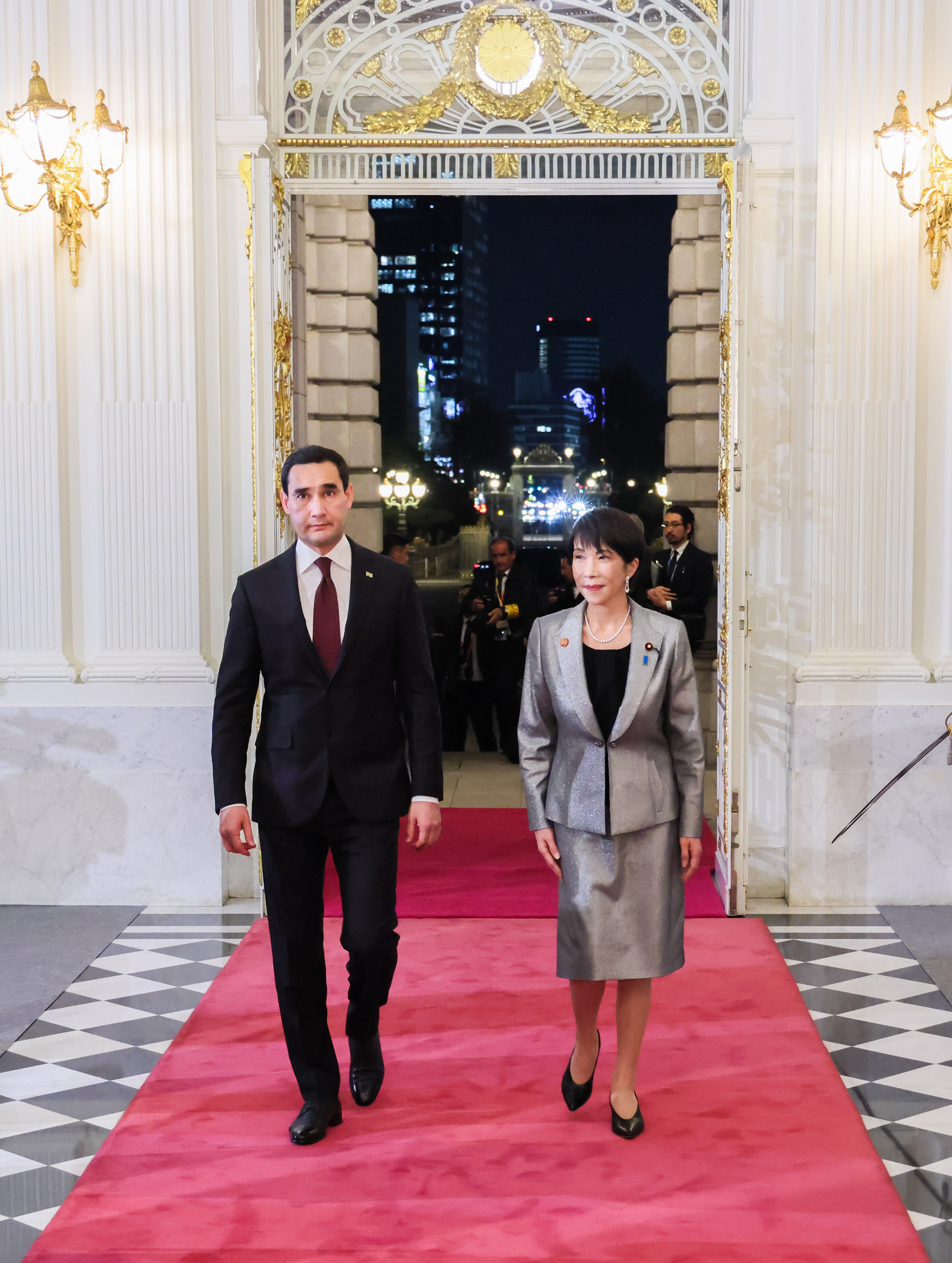 ベルディムハメドフ・トルクメニスタン大統領を出迎える高市総理３