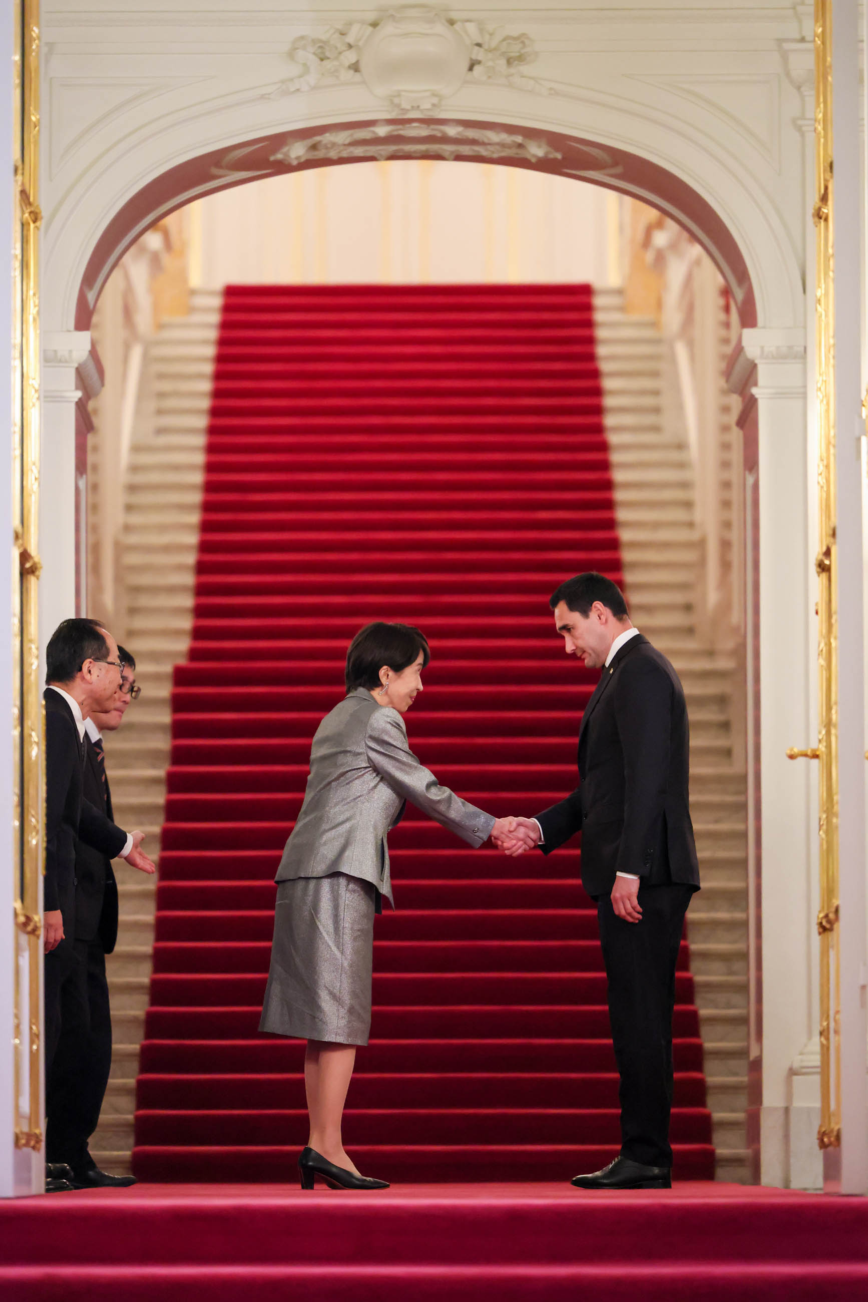 ベルディムハメドフ・トルクメニスタン大統領を出迎える高市総理４