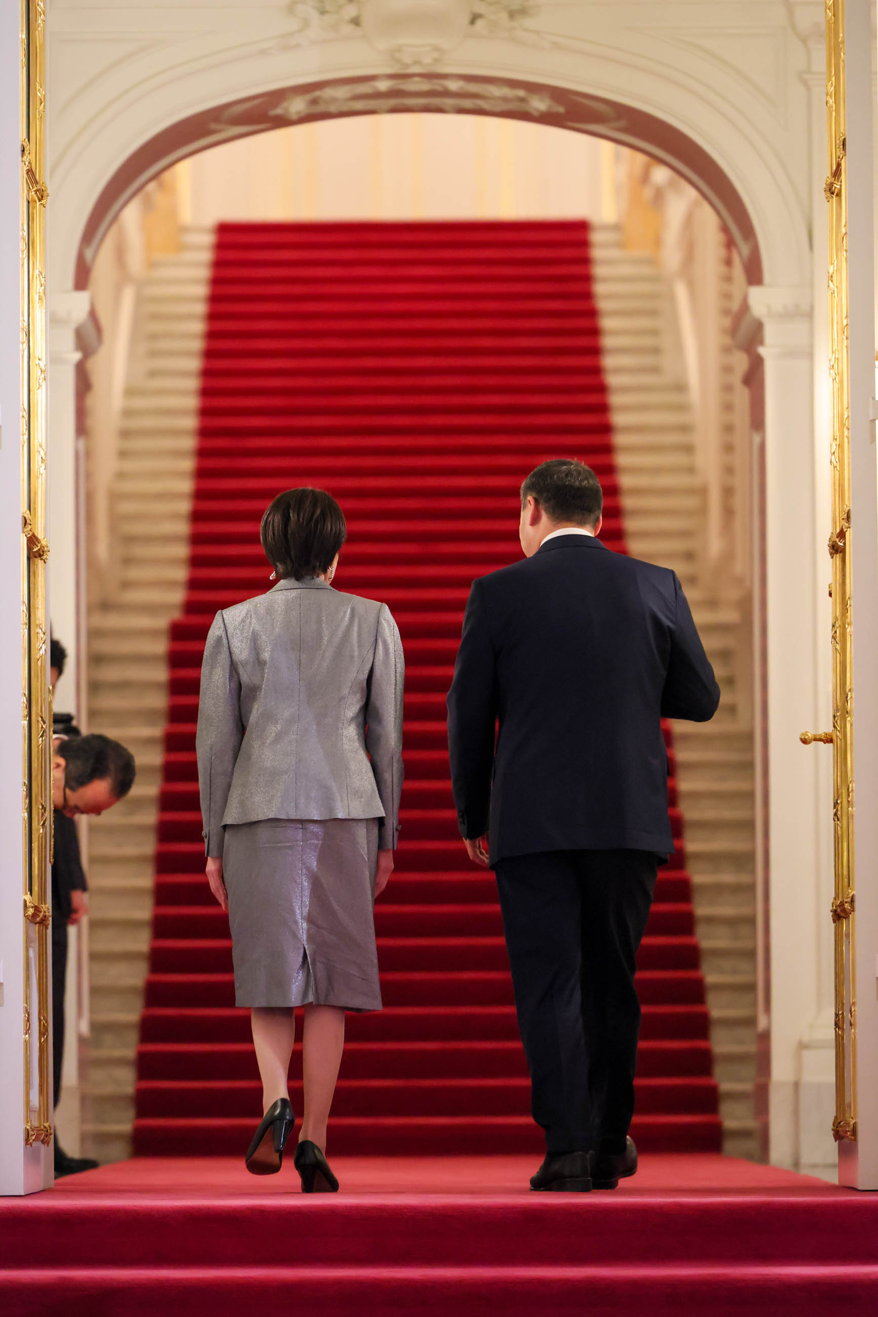 ジャパロフ・キルギス共和国大統領を出迎える高市総理４