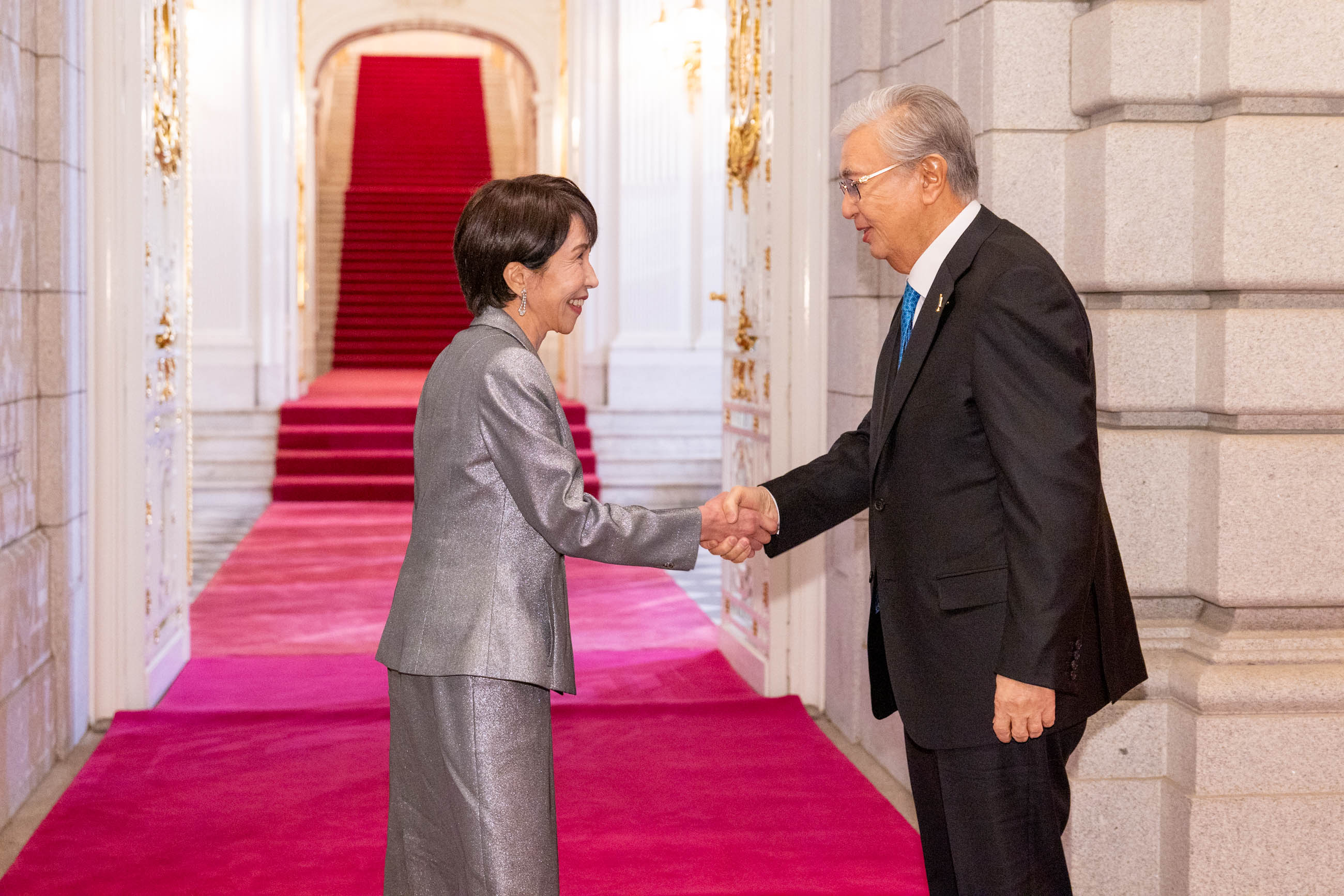 トカエフ・カザフスタン共和国大統領を出迎える高市総理１