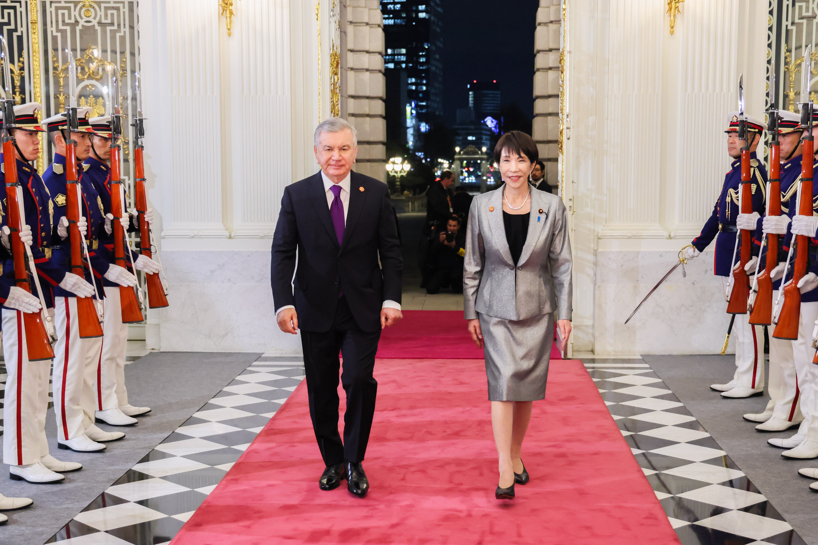 ミルジヨーエフ・ウズベキスタン共和国大統領を出迎える高市総理４