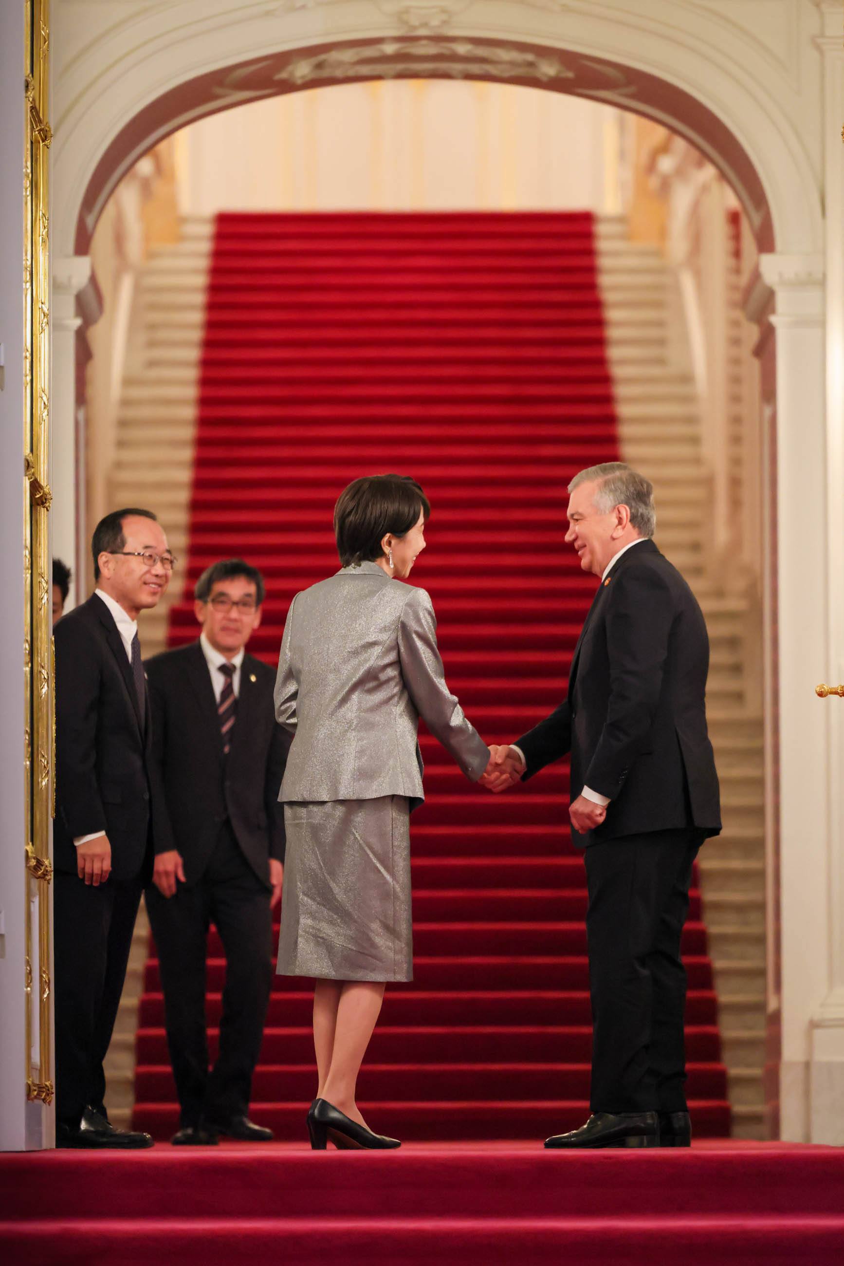 ミルジヨーエフ・ウズベキスタン共和国大統領を出迎える高市総理６