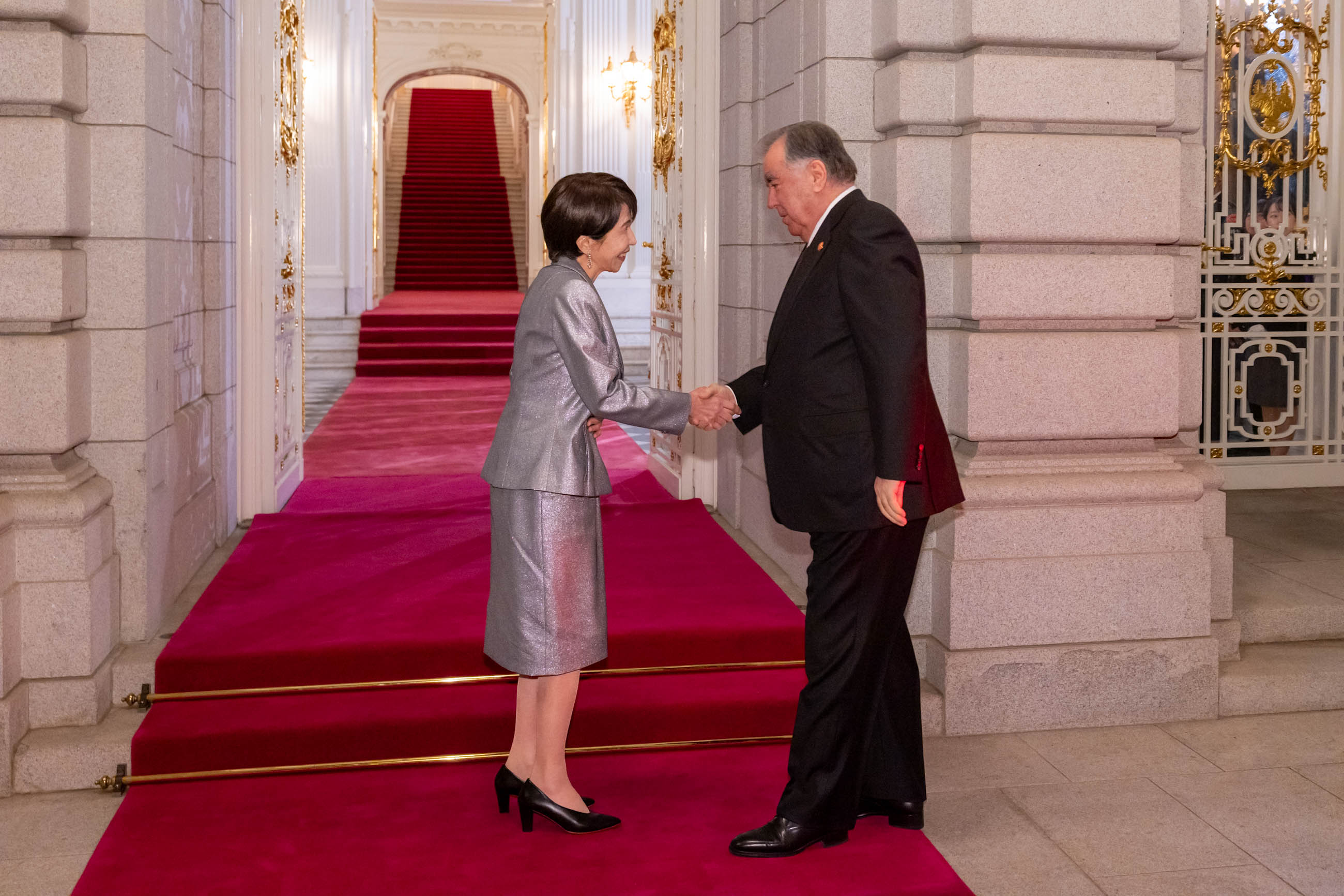 ラフモン・タジキスタン共和国大統領を出迎える高市総理１