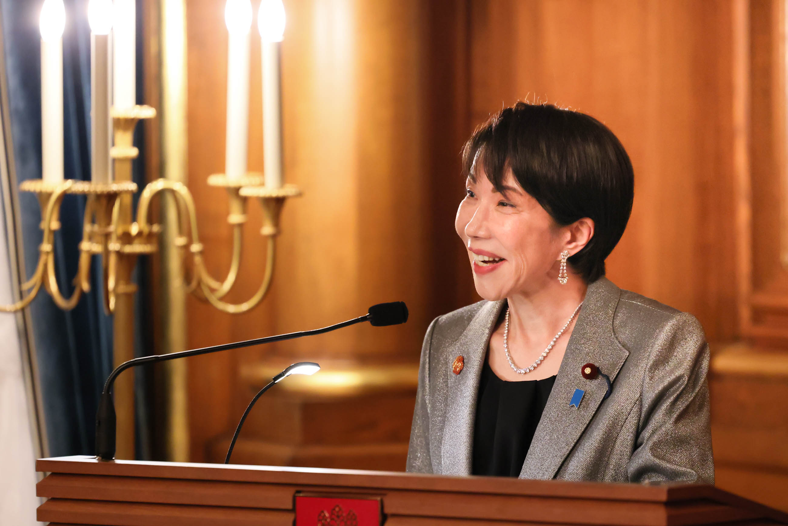 挨拶する高市総理３