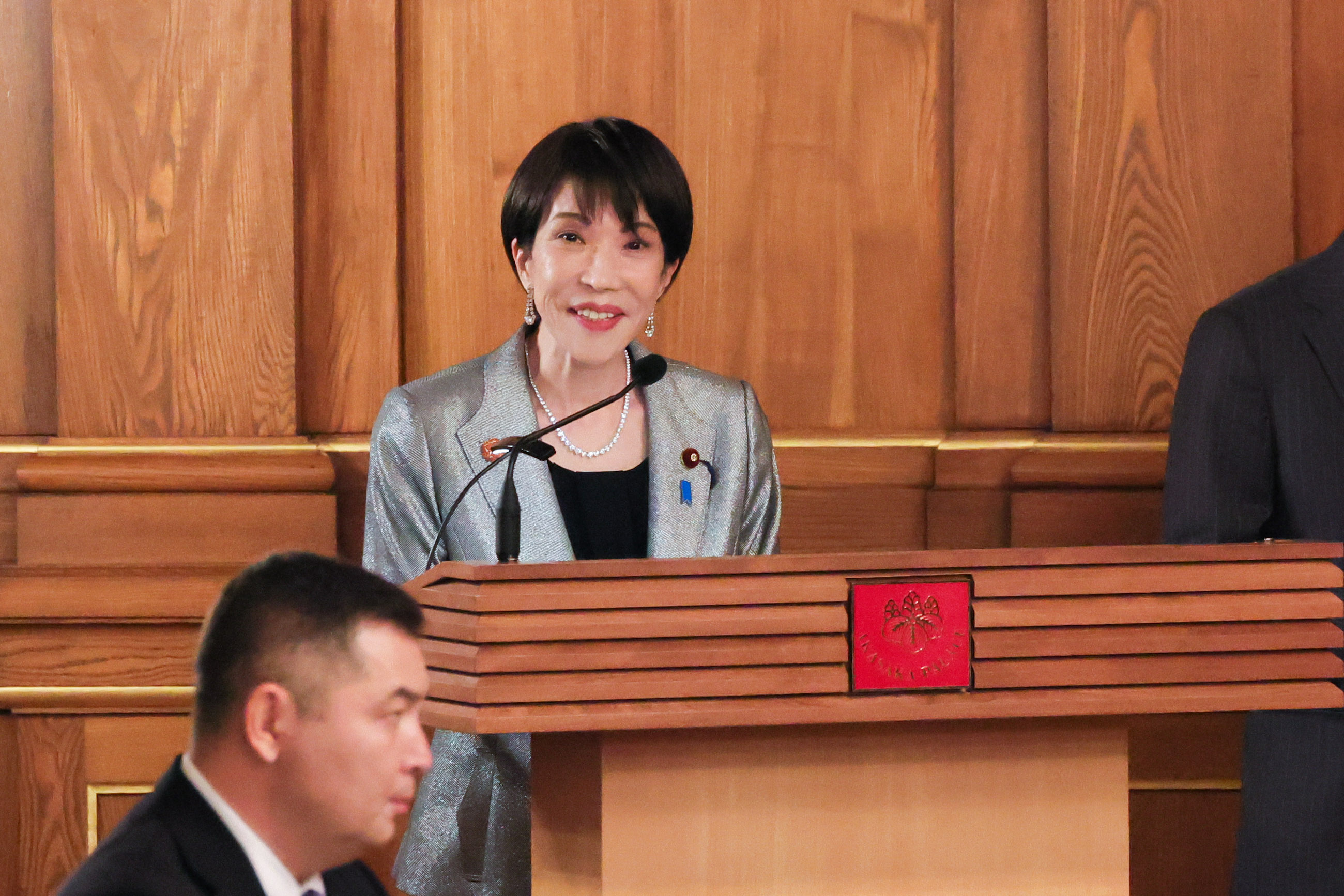 挨拶する高市総理４