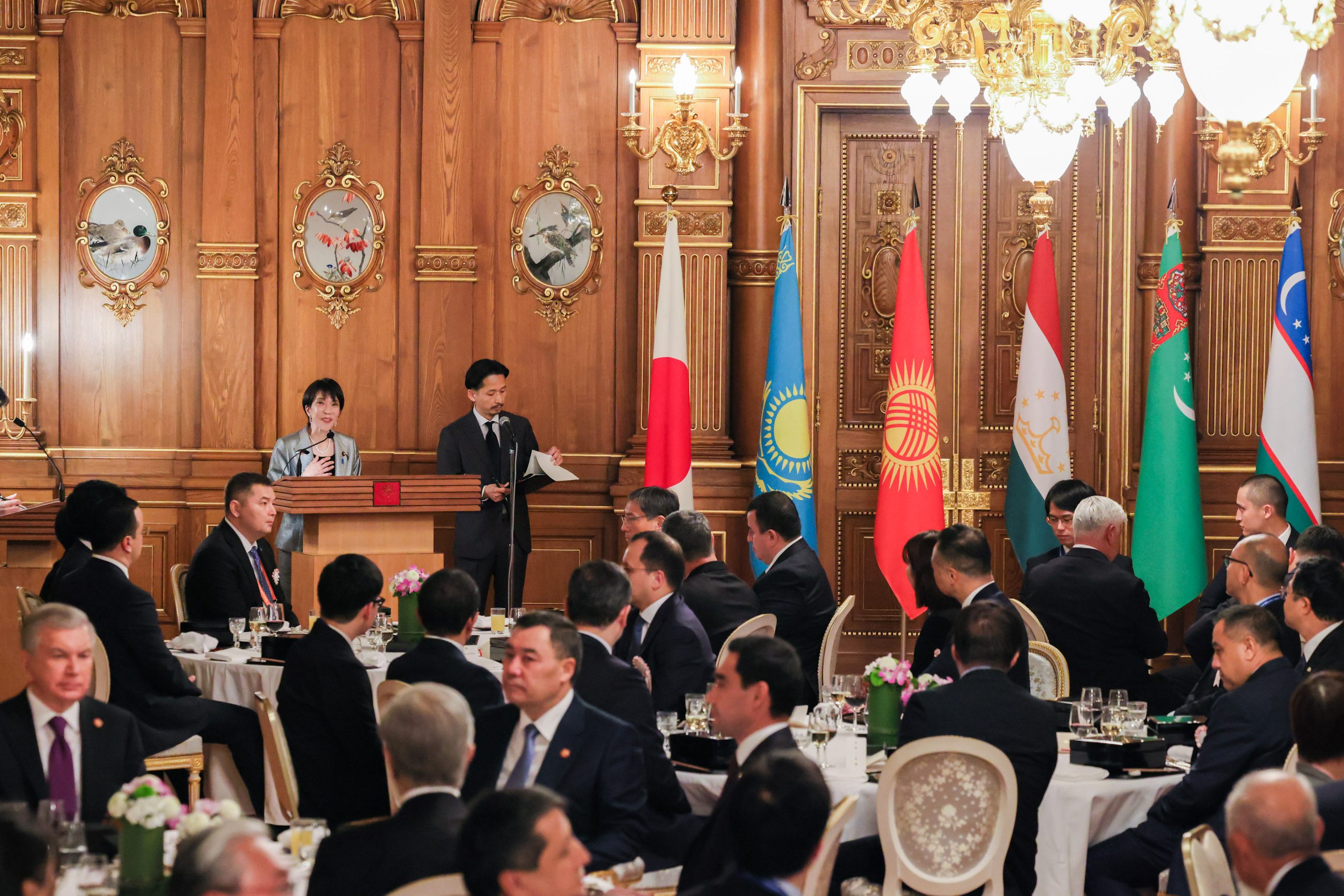 挨拶する高市総理６