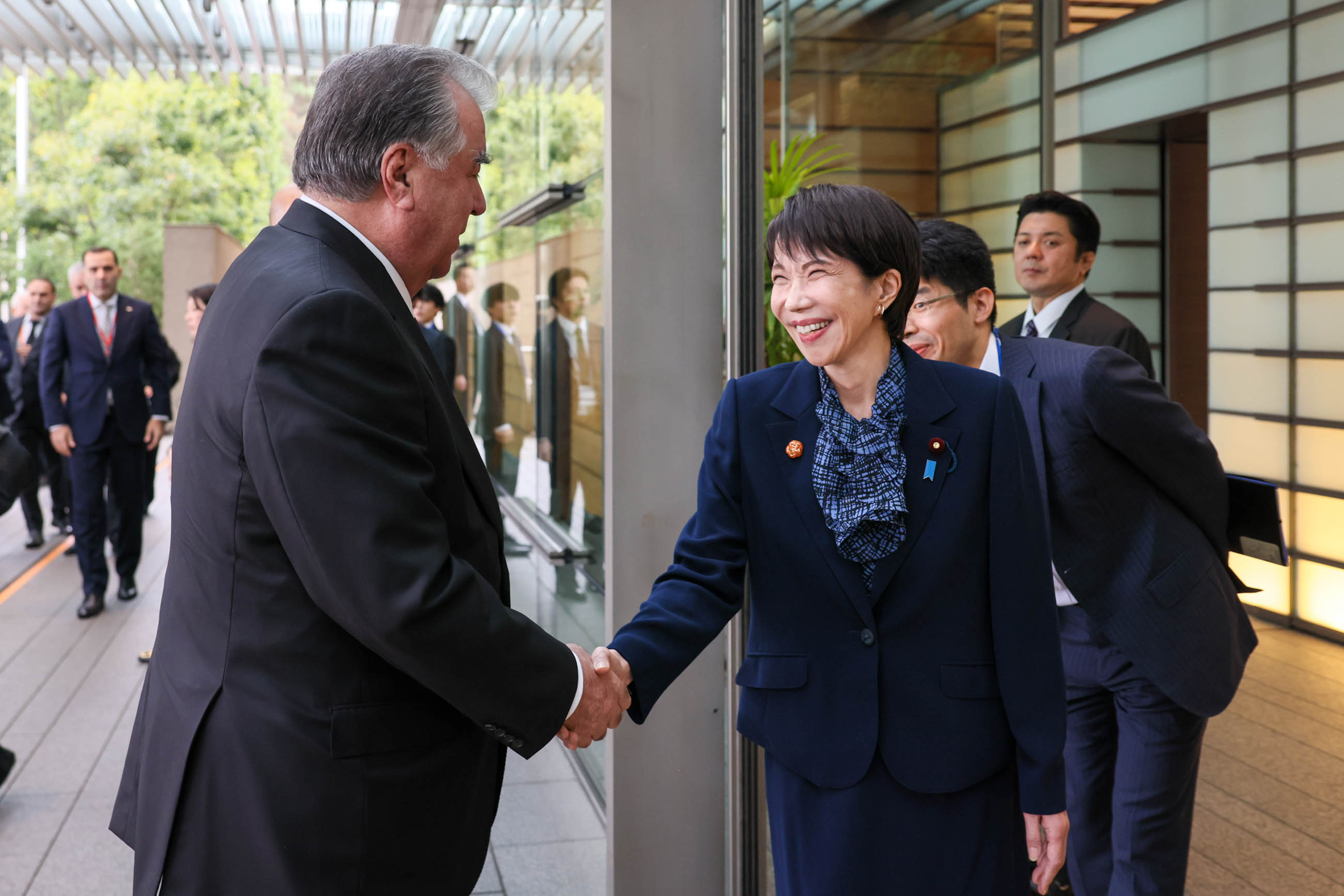 ラフモン・タジキスタン共和国大統領を出迎える高市総理