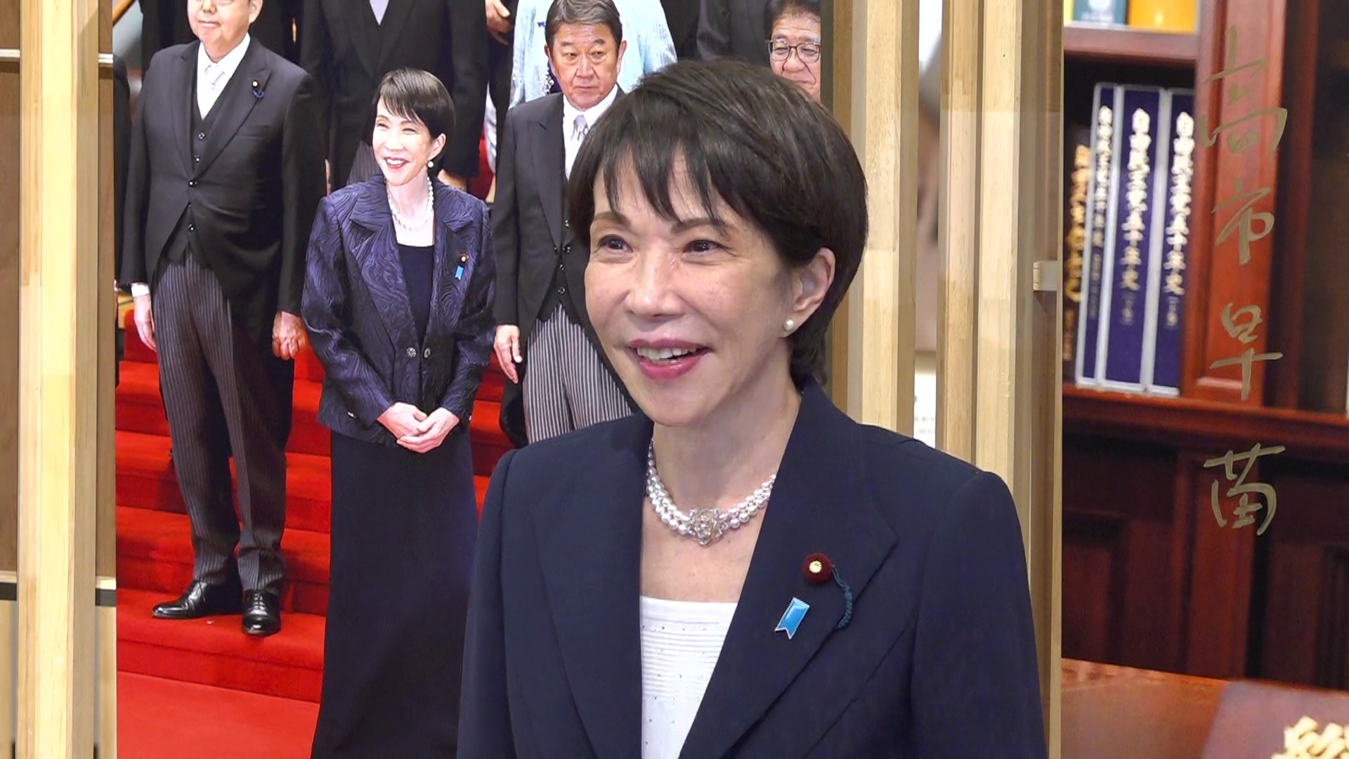 写真展を訪問する高市総理２