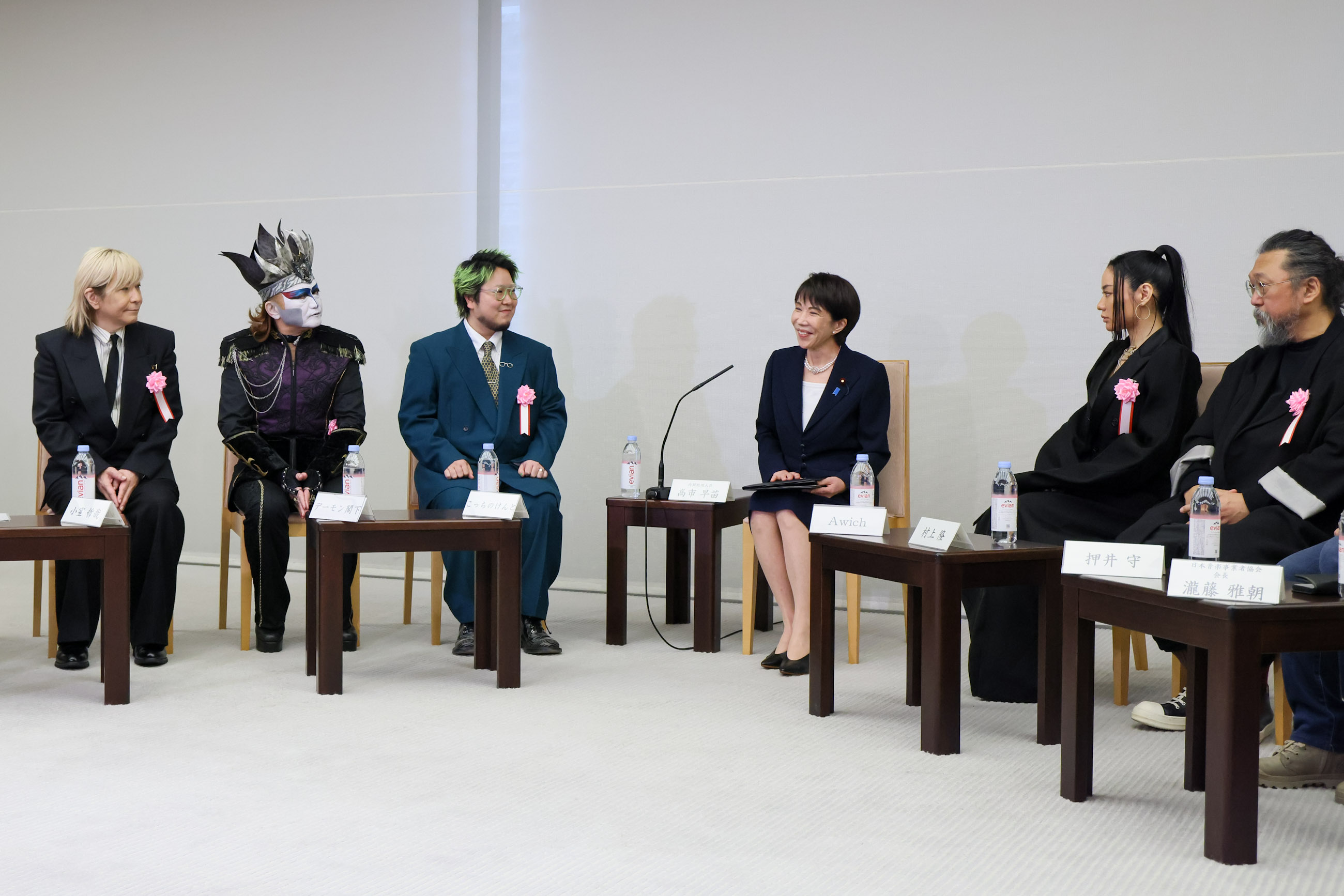 意見交換会で発言する高市総理２