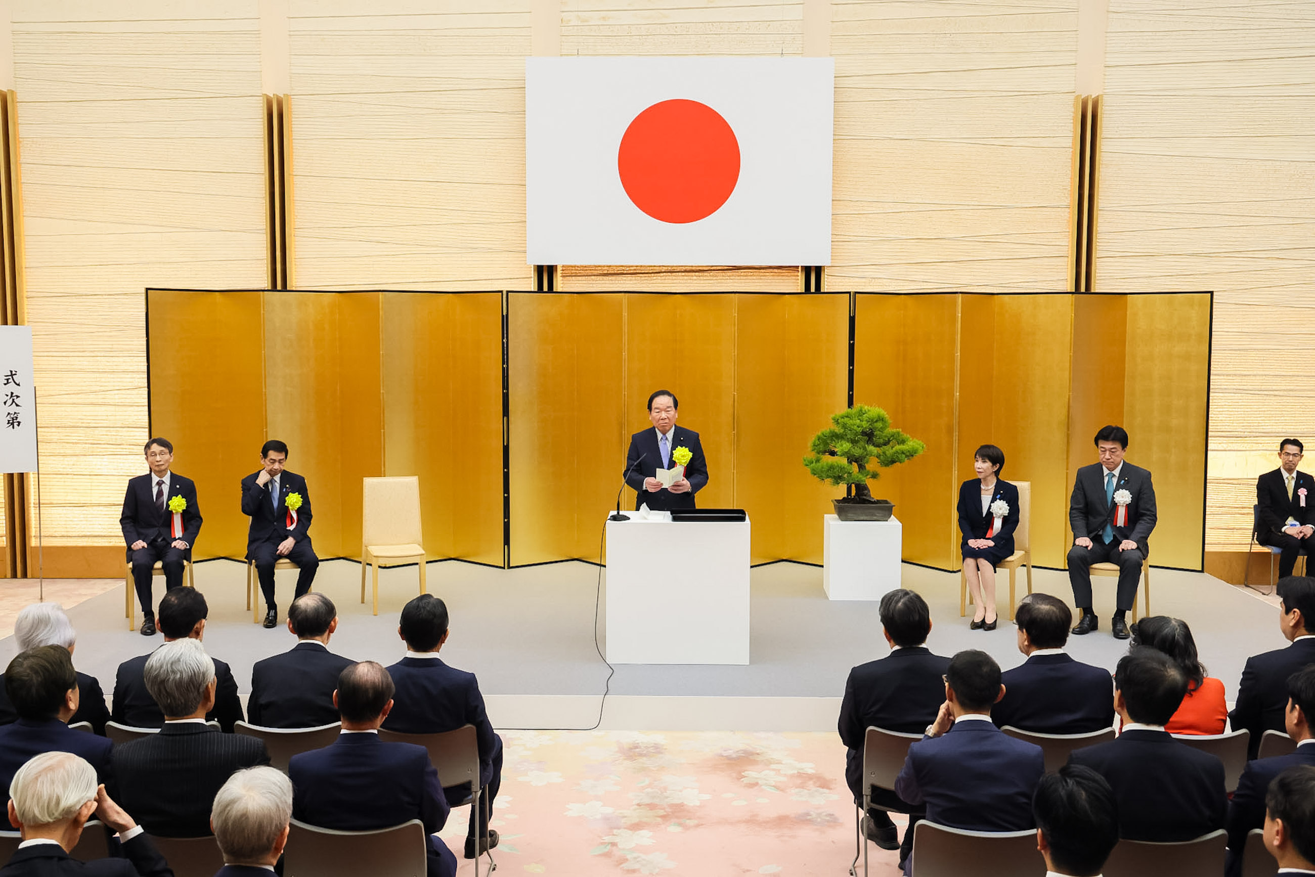 式辞を述べる額賀衆議院議長２