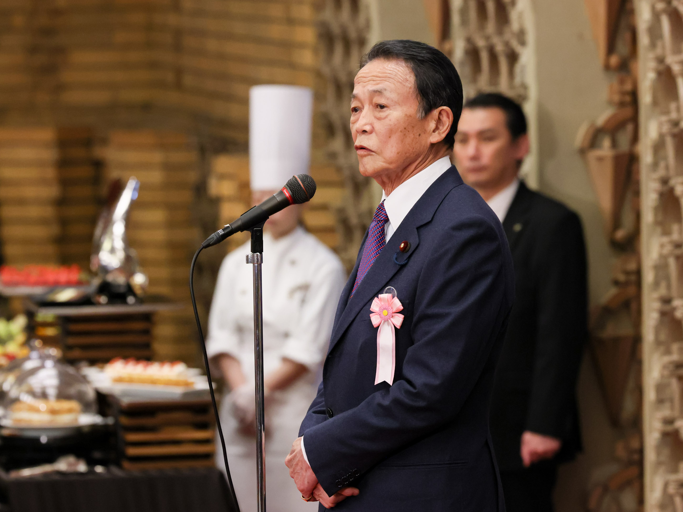 乾杯の挨拶をする麻生元総理大臣１