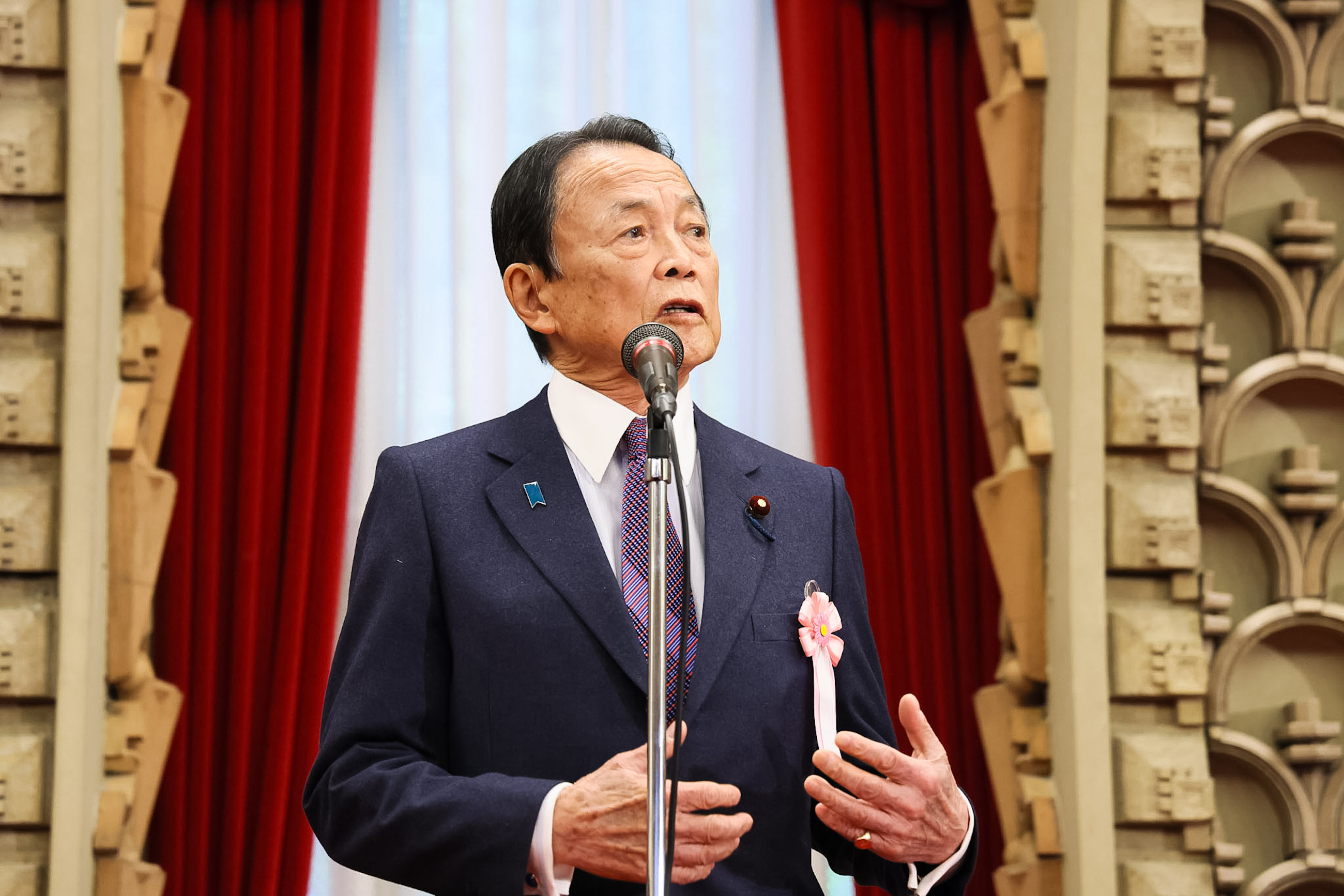 乾杯の挨拶をする麻生元総理大臣３