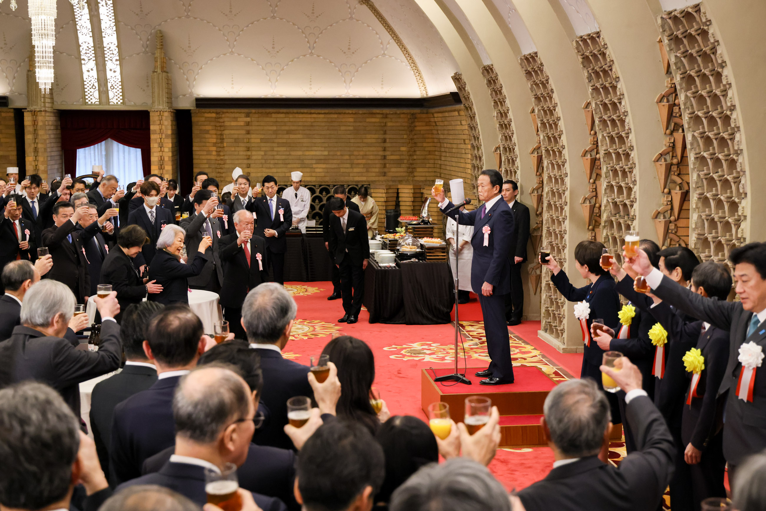 乾杯の挨拶をする麻生元総理大臣４