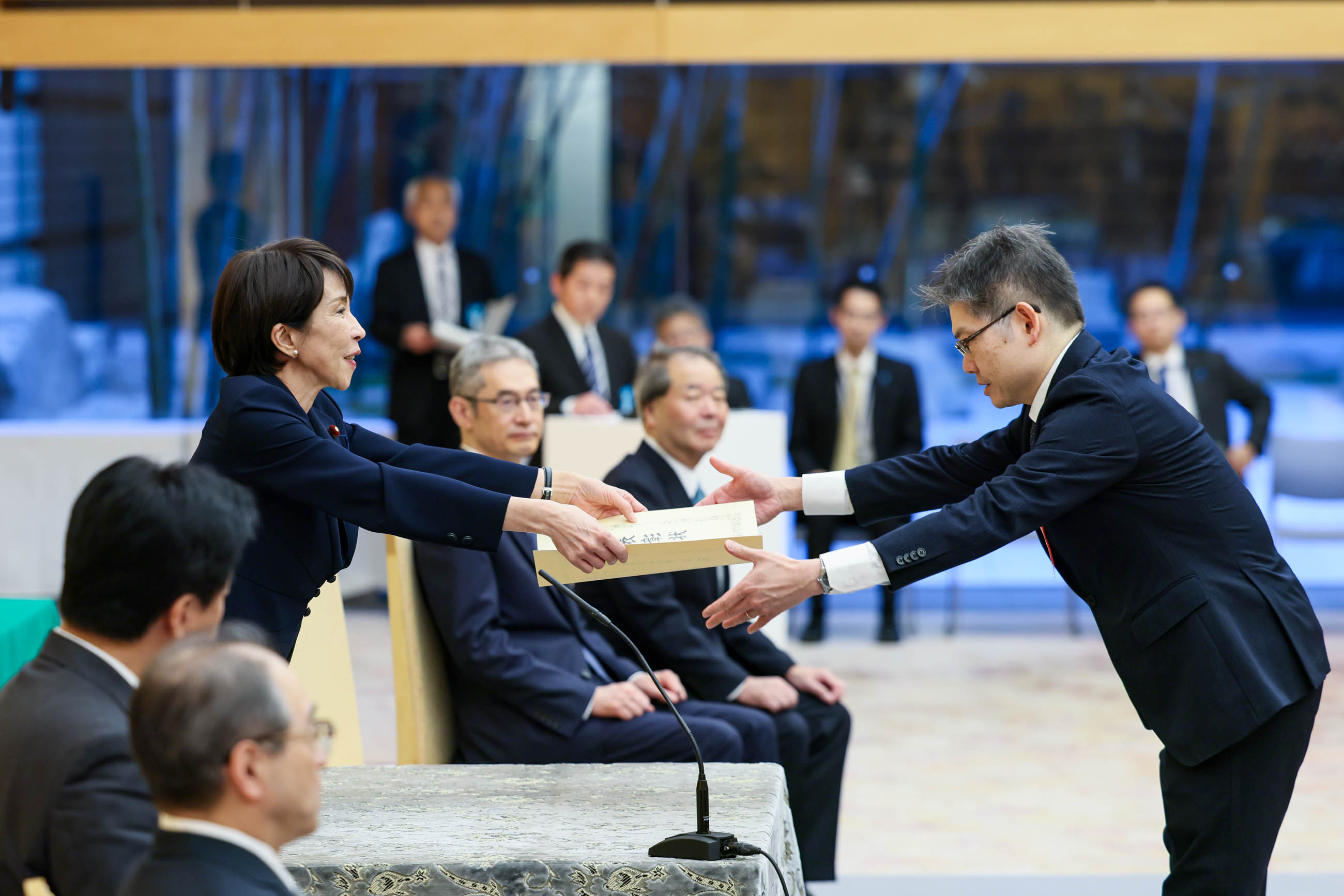 表彰状を授与する高市総理１