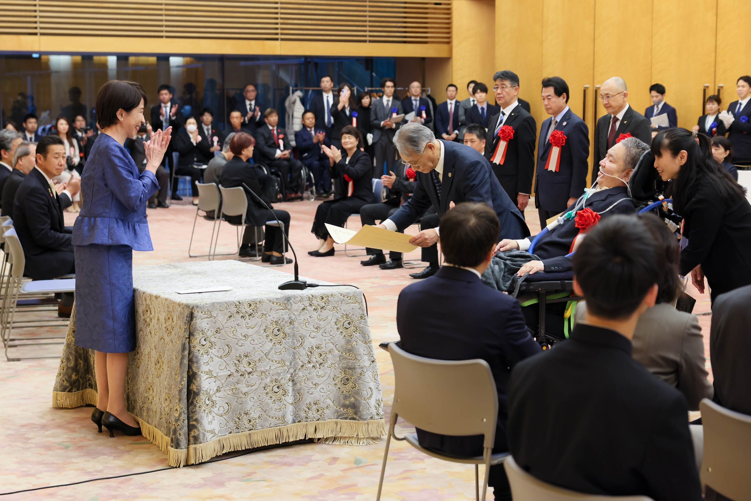 表彰状を授与する高市総理２