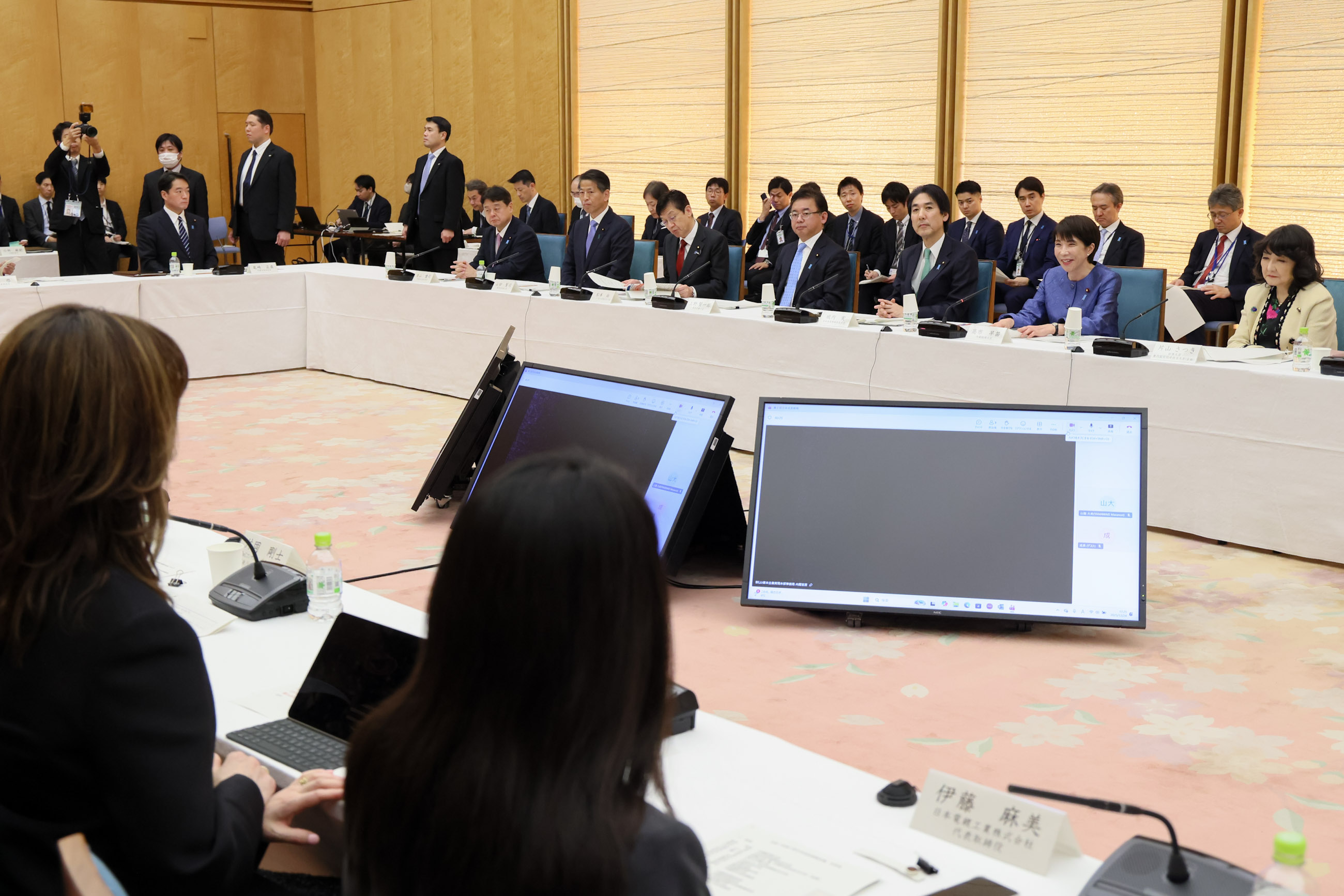 会議のまとめを行う高市総理４