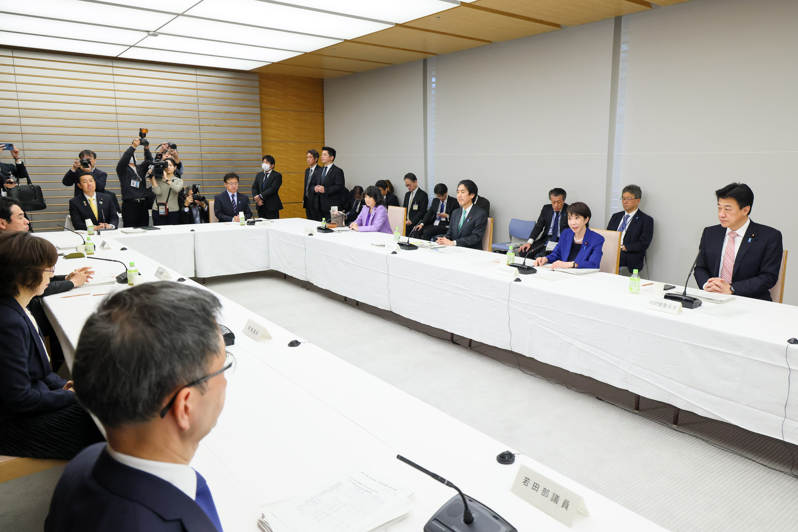 会議のまとめを行う高市総理３