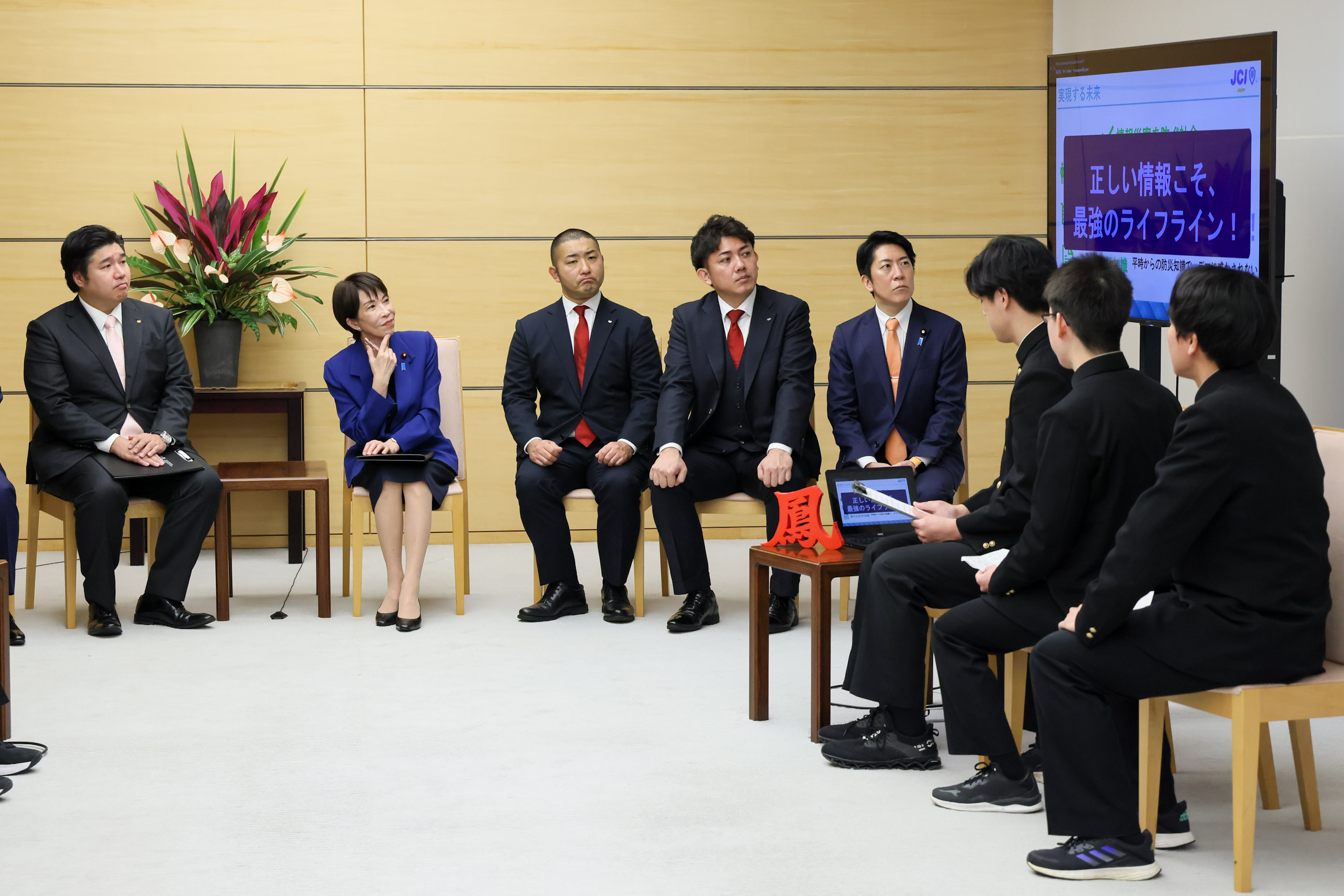 表敬を受ける高市総理３