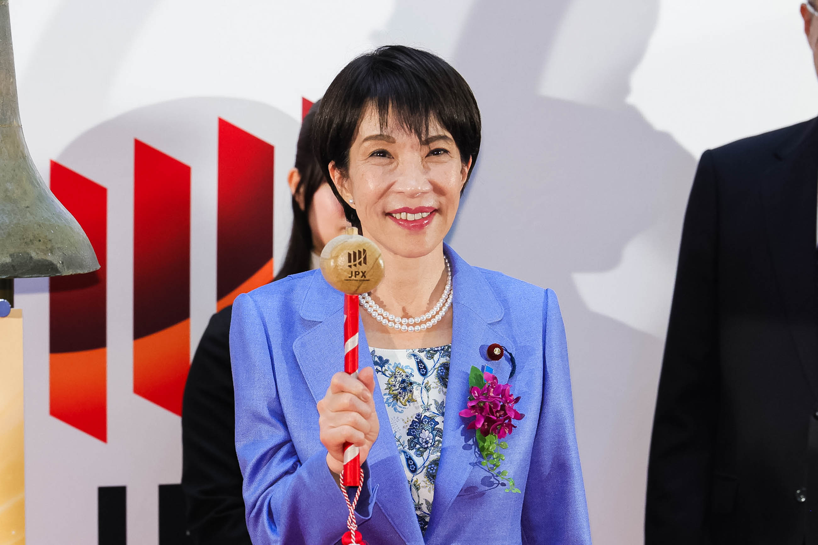 打鐘する高市総理１