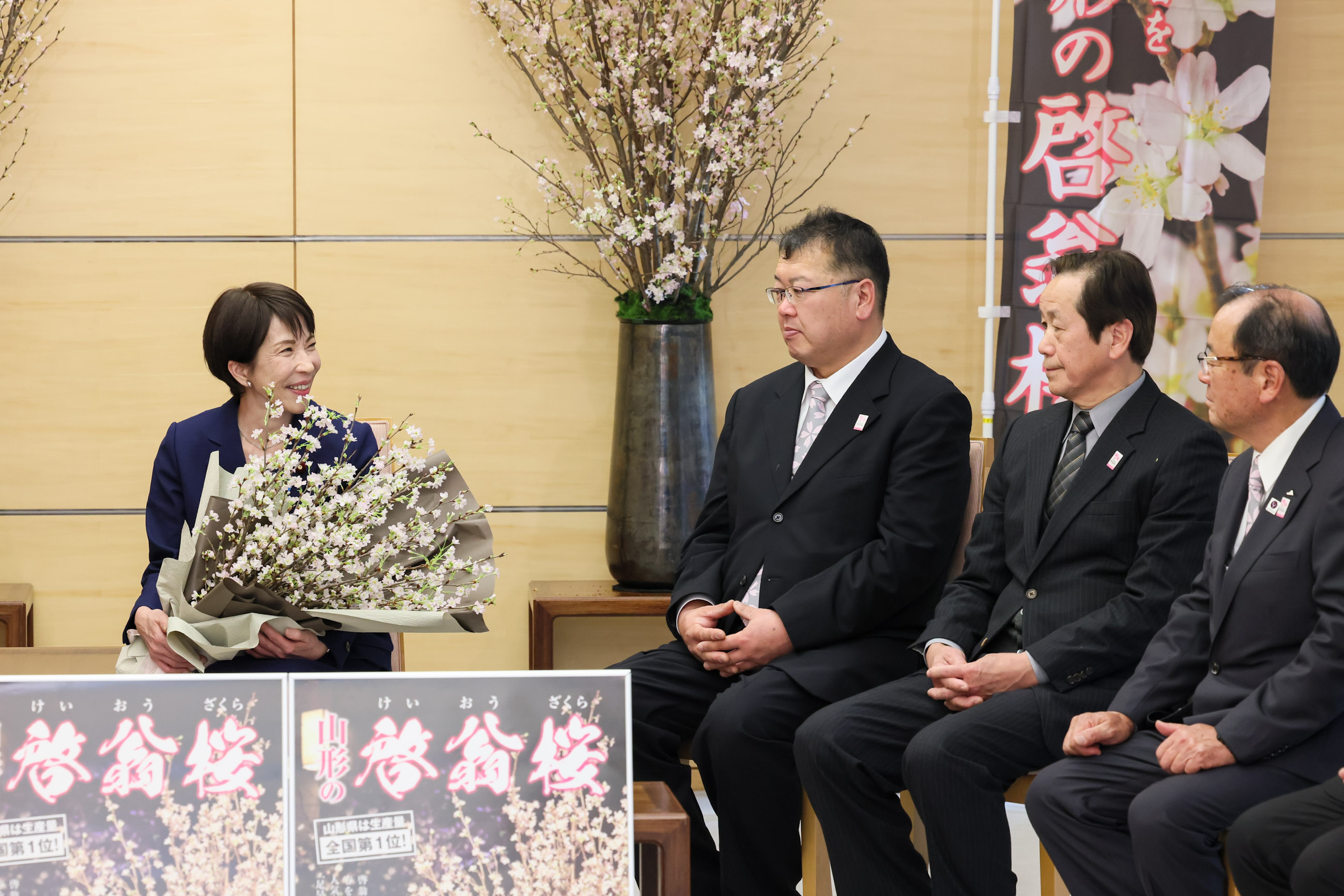 贈呈を受ける高市総理５