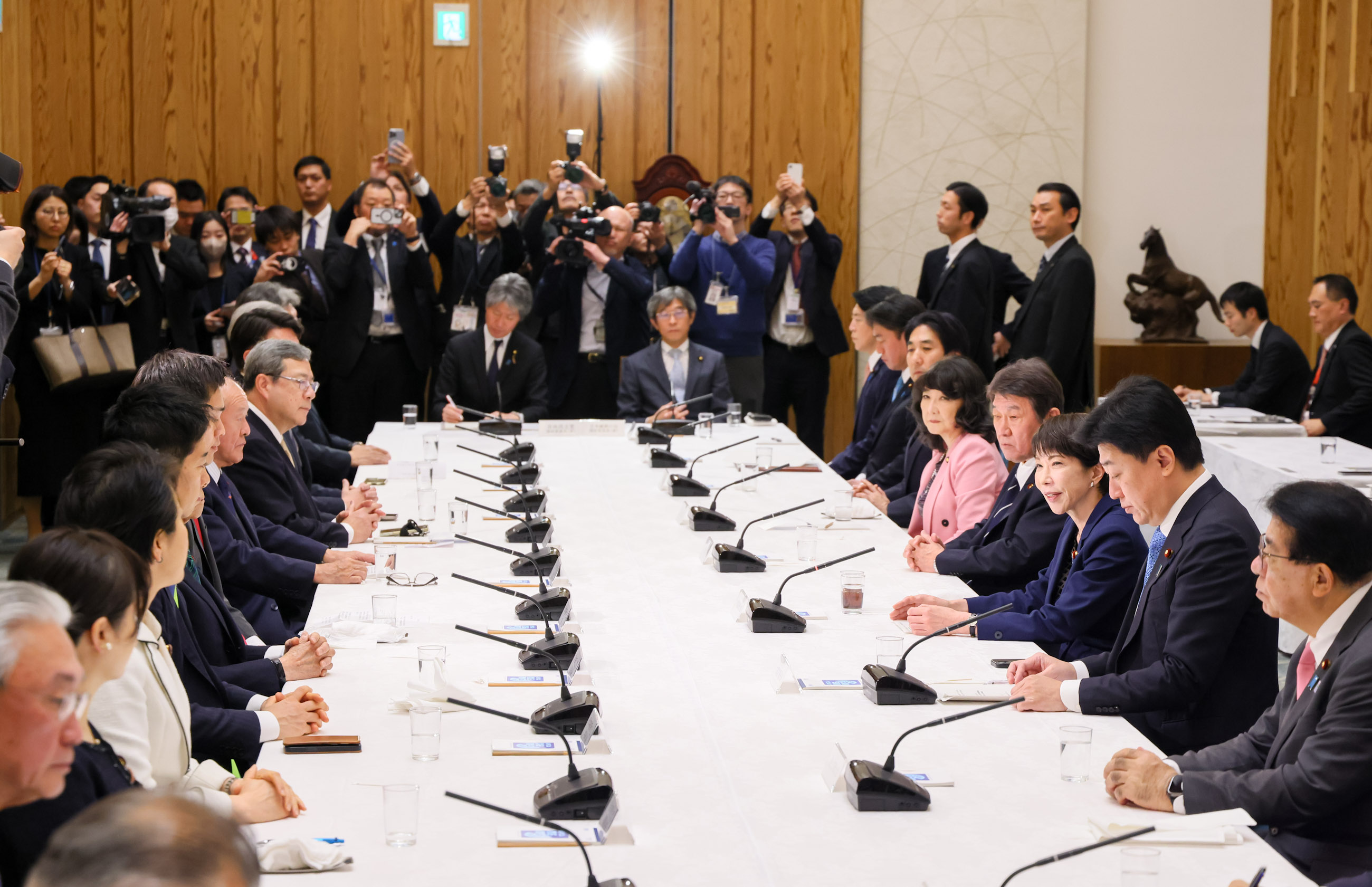 挨拶する高市総理３