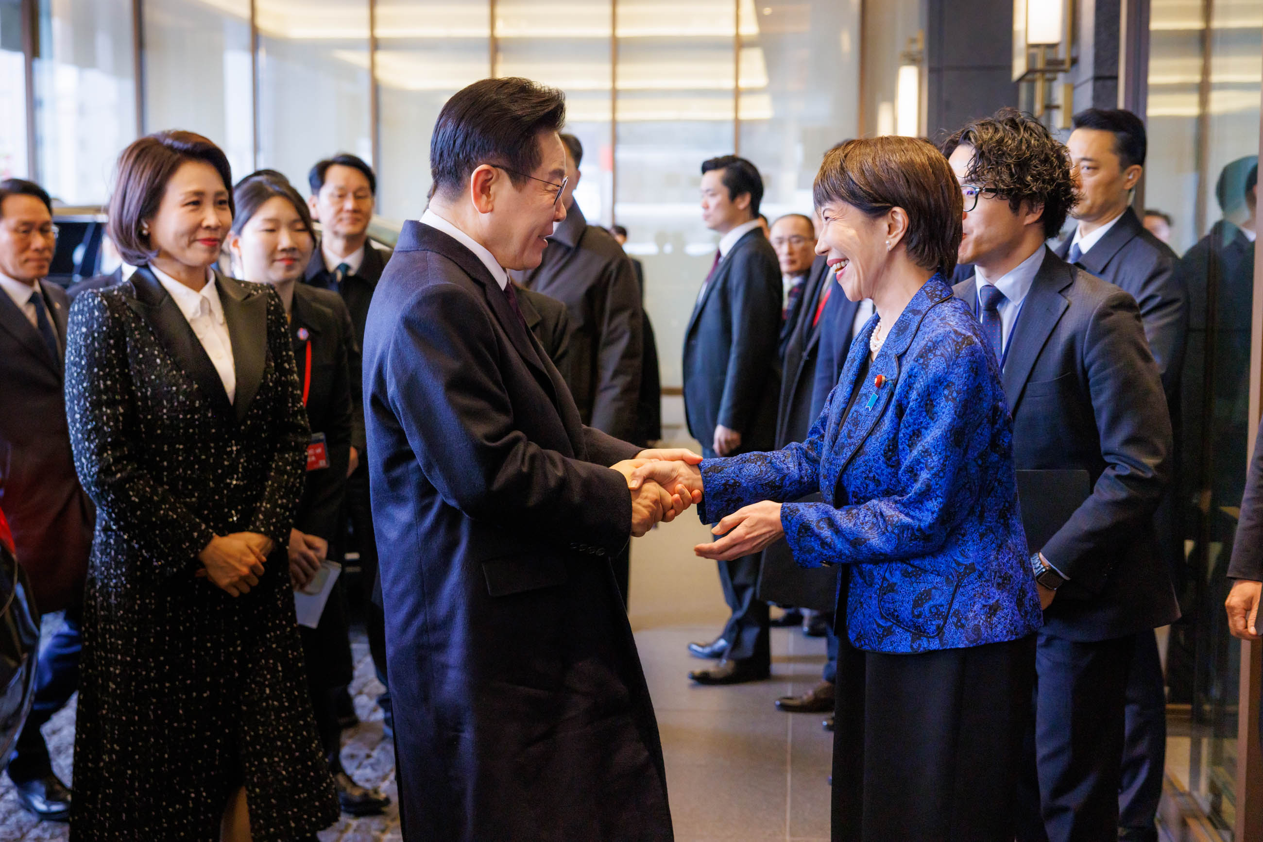 大統領を出迎える高市総理