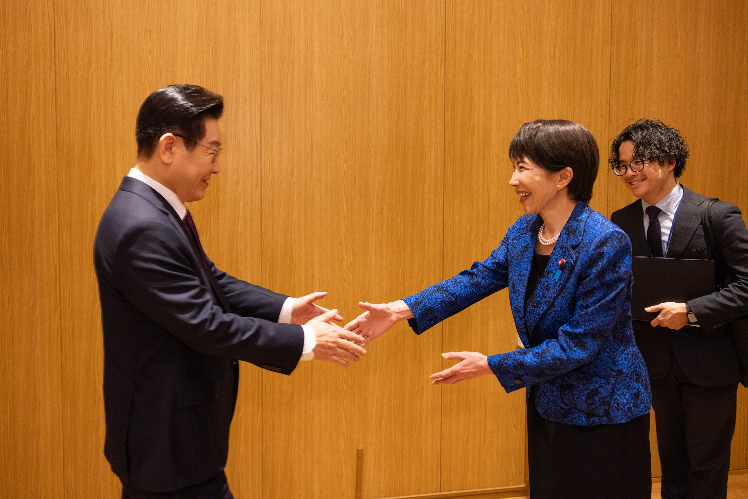 首脳会談に臨む両首脳２