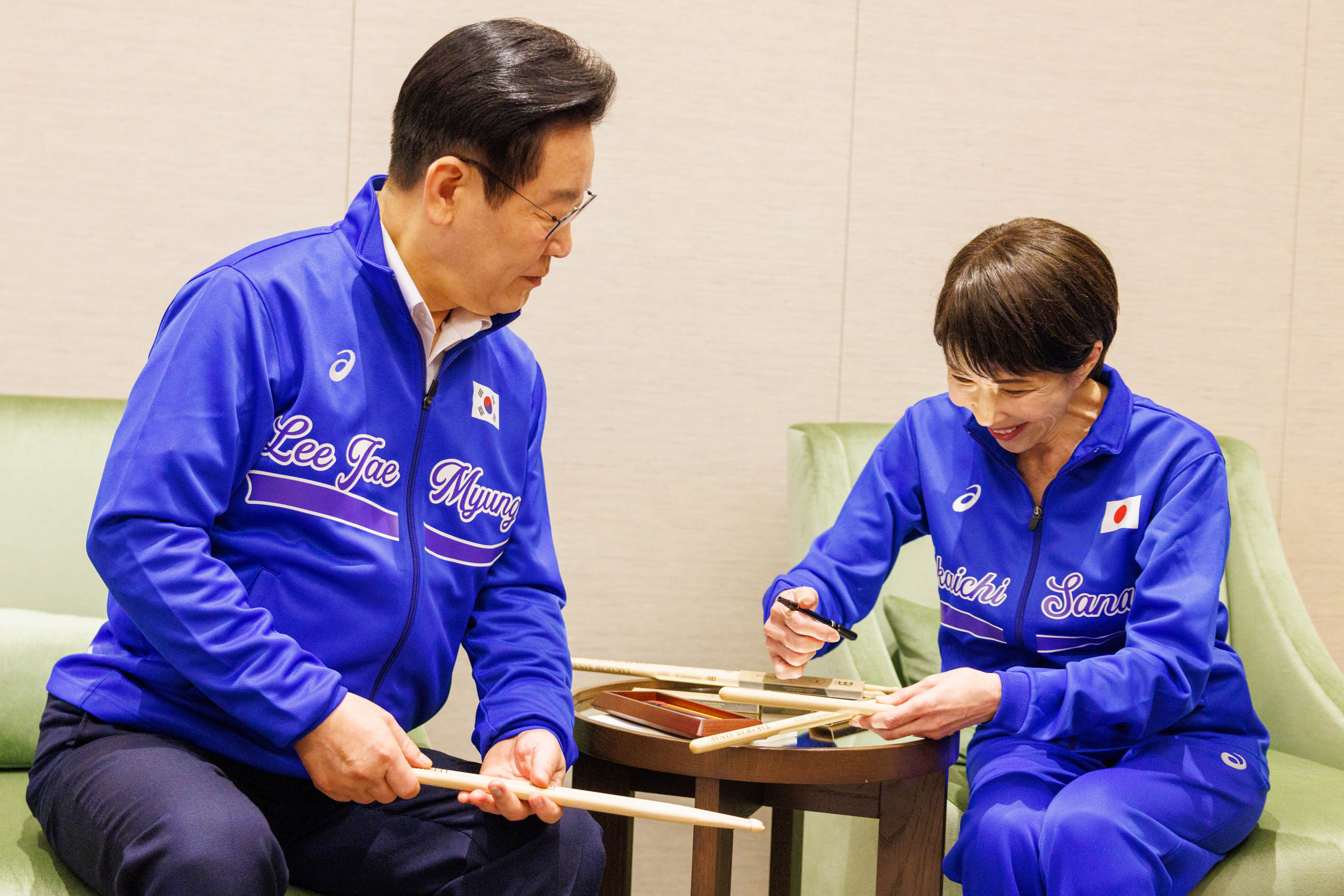 日韓両首脳によるドラムセッションの様子４