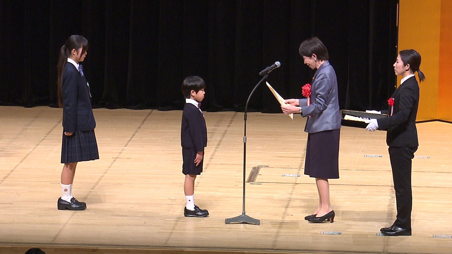 表彰状を授与する高市総理１