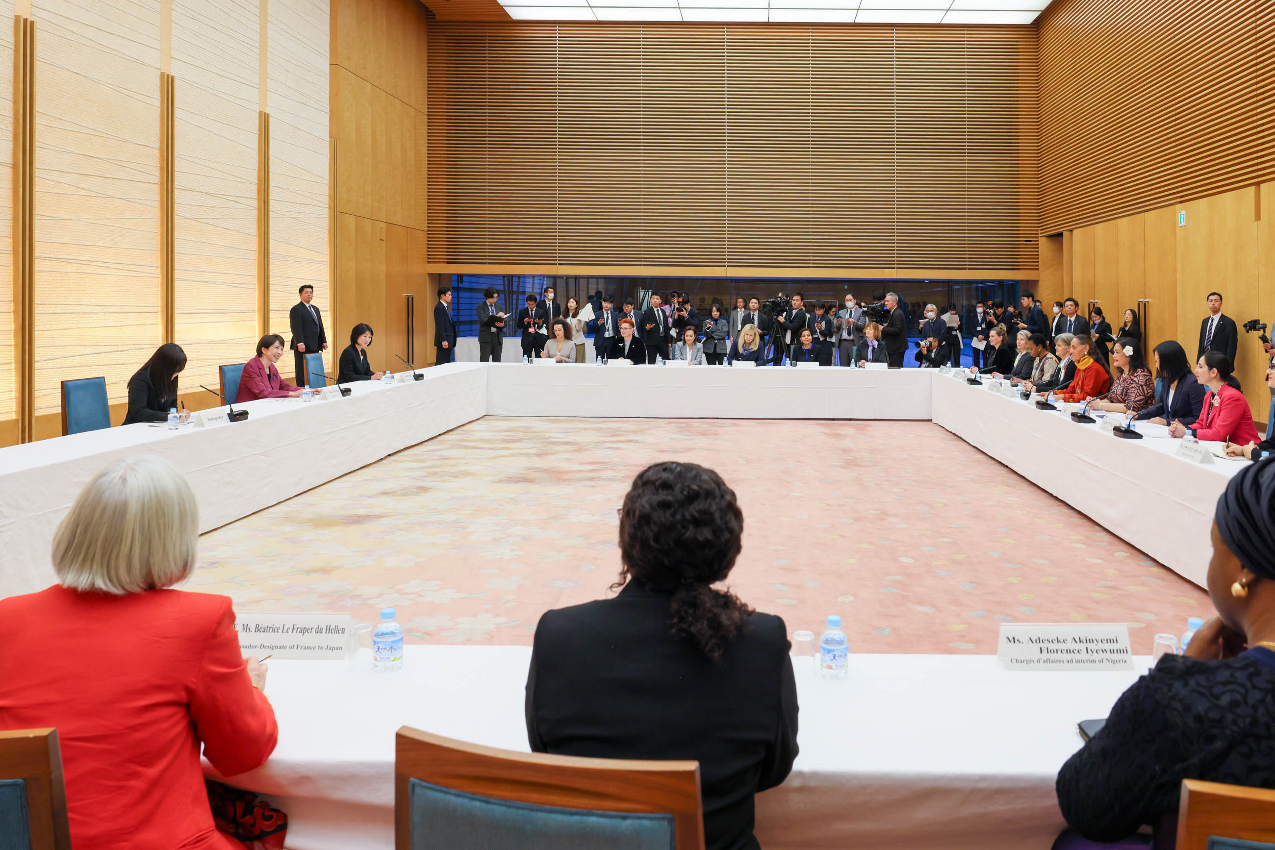 懇談を行う高市総理５