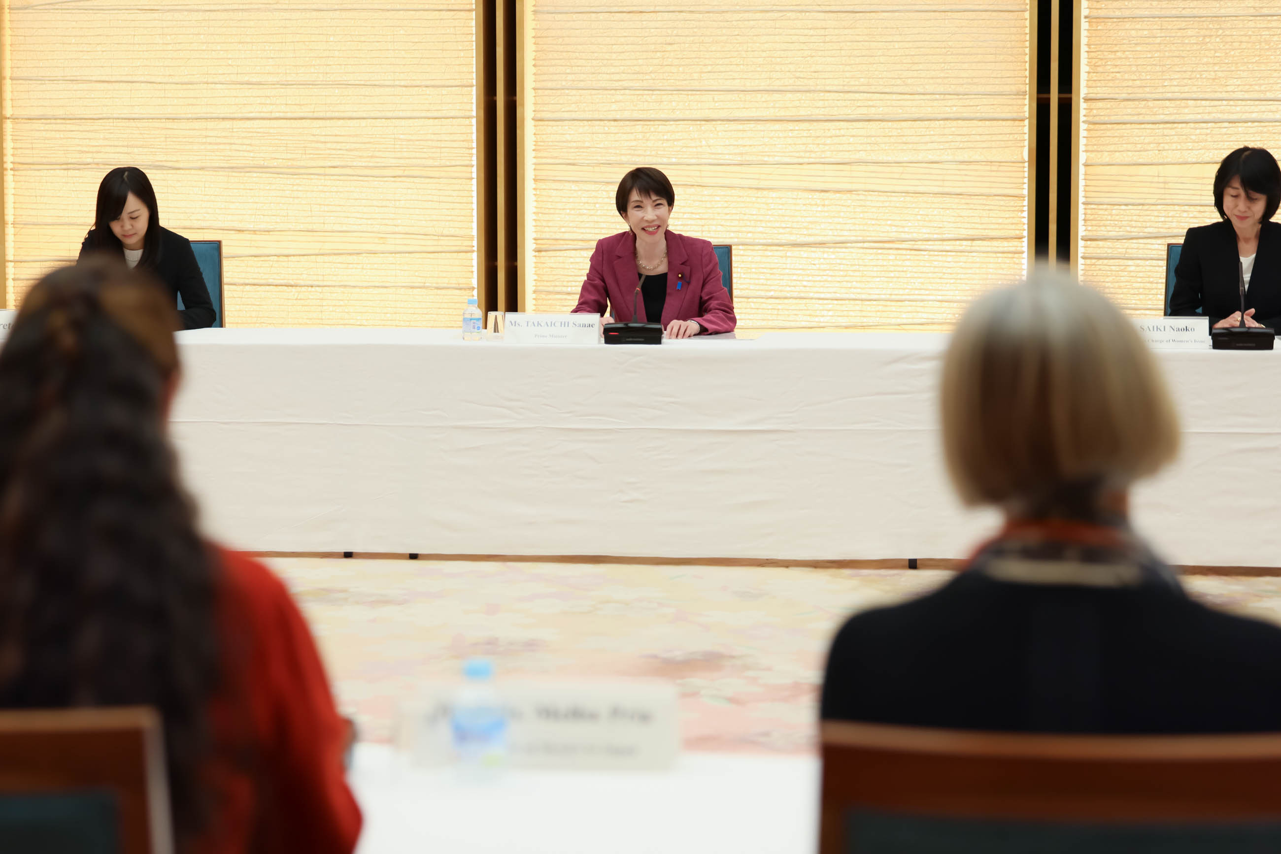 懇談を行う高市総理８