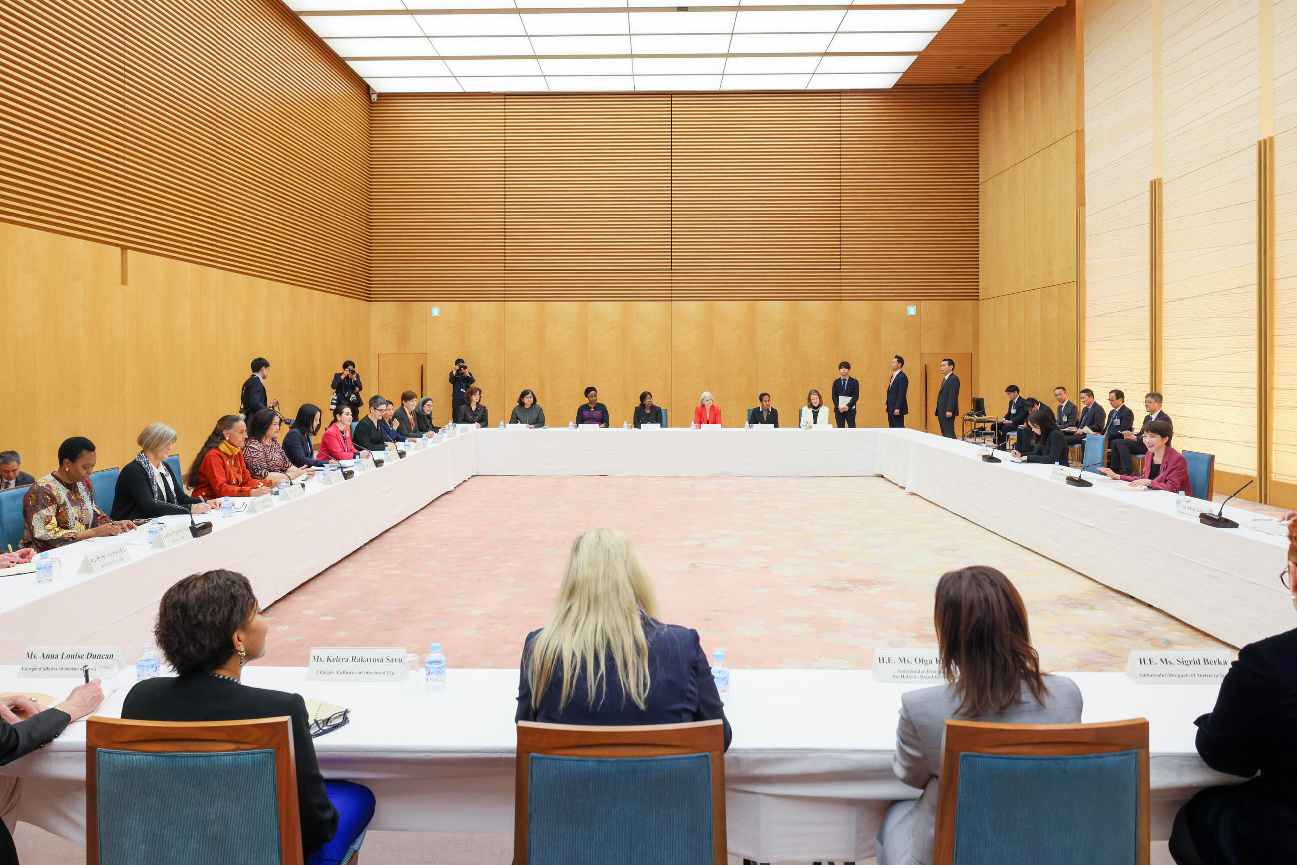 懇談を行う高市総理９