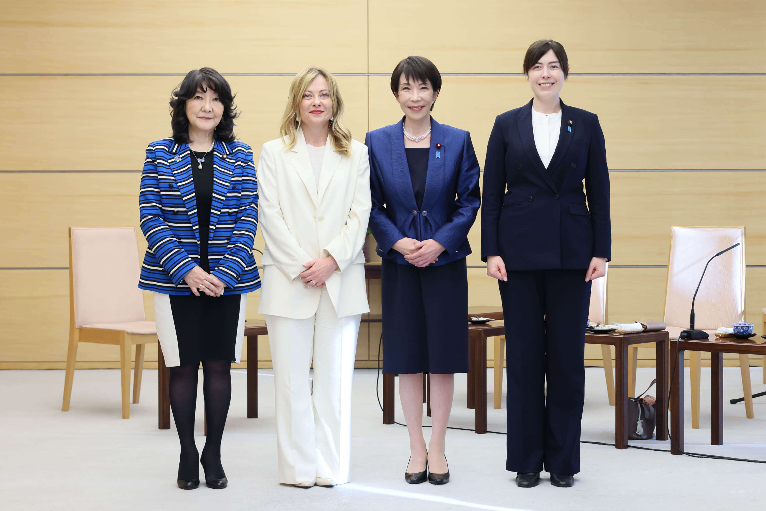 女性閣僚を交えた少人数懇談の様子